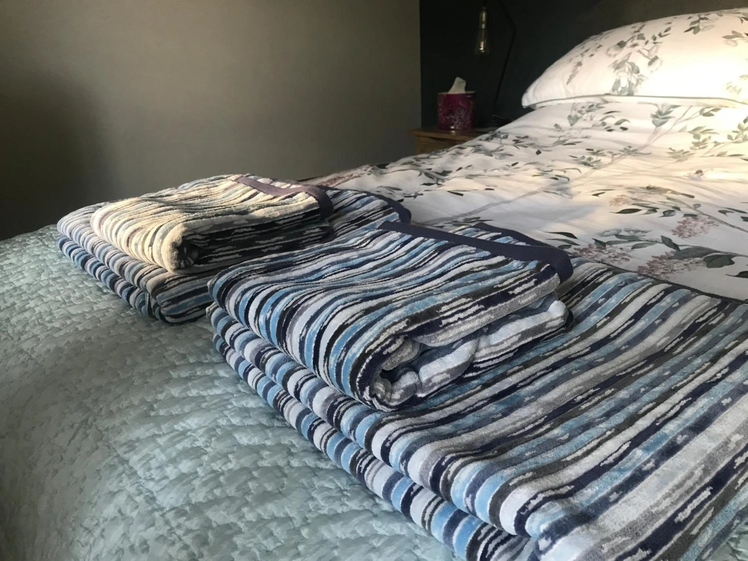 Bed in Corner House Luxury BnB