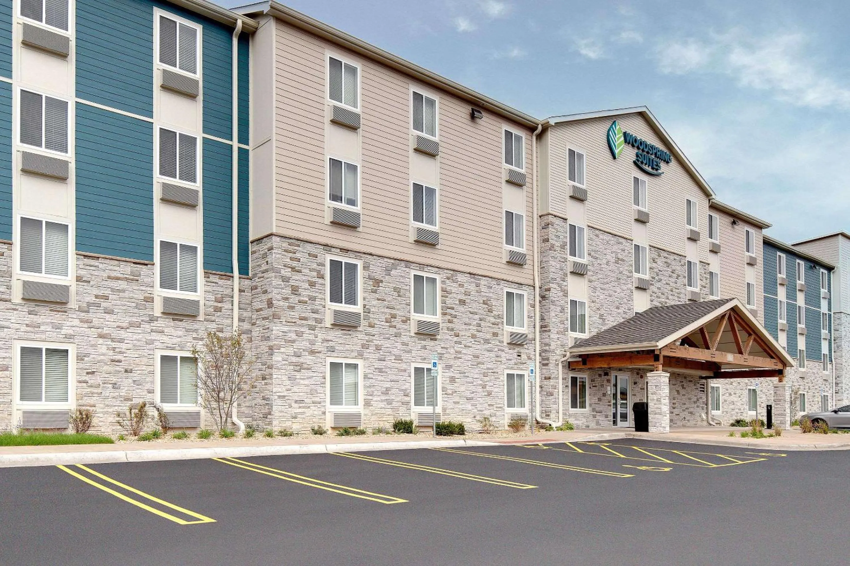 Property building in WoodSpring Suites Carol Stream - Chicago