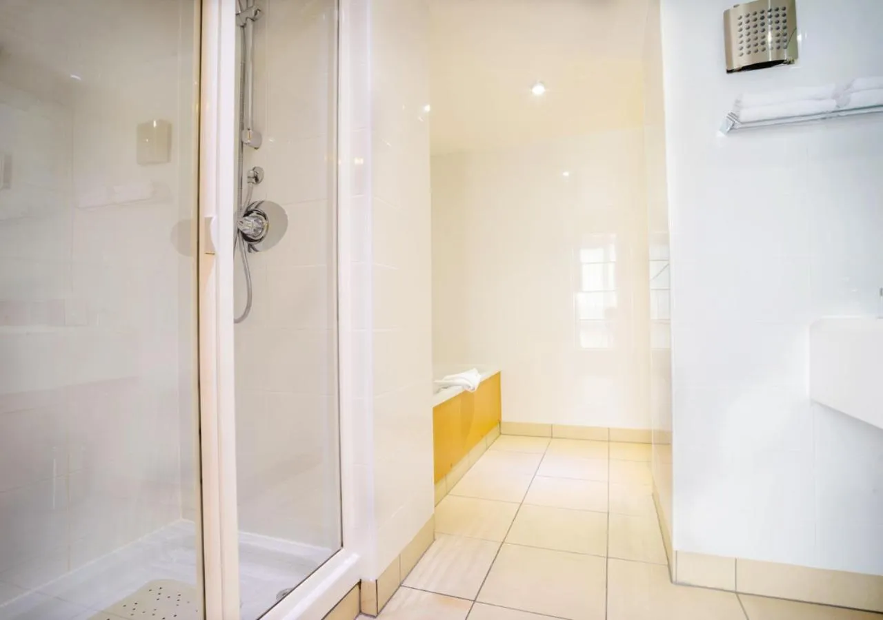 Bathroom in Louis Fitzgerald Hotel