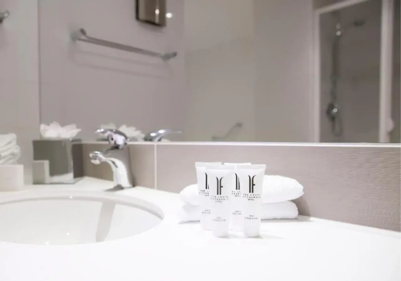 Twin Room in Louis Fitzgerald Hotel Twin Room in Louis Fitzgerald Hotel