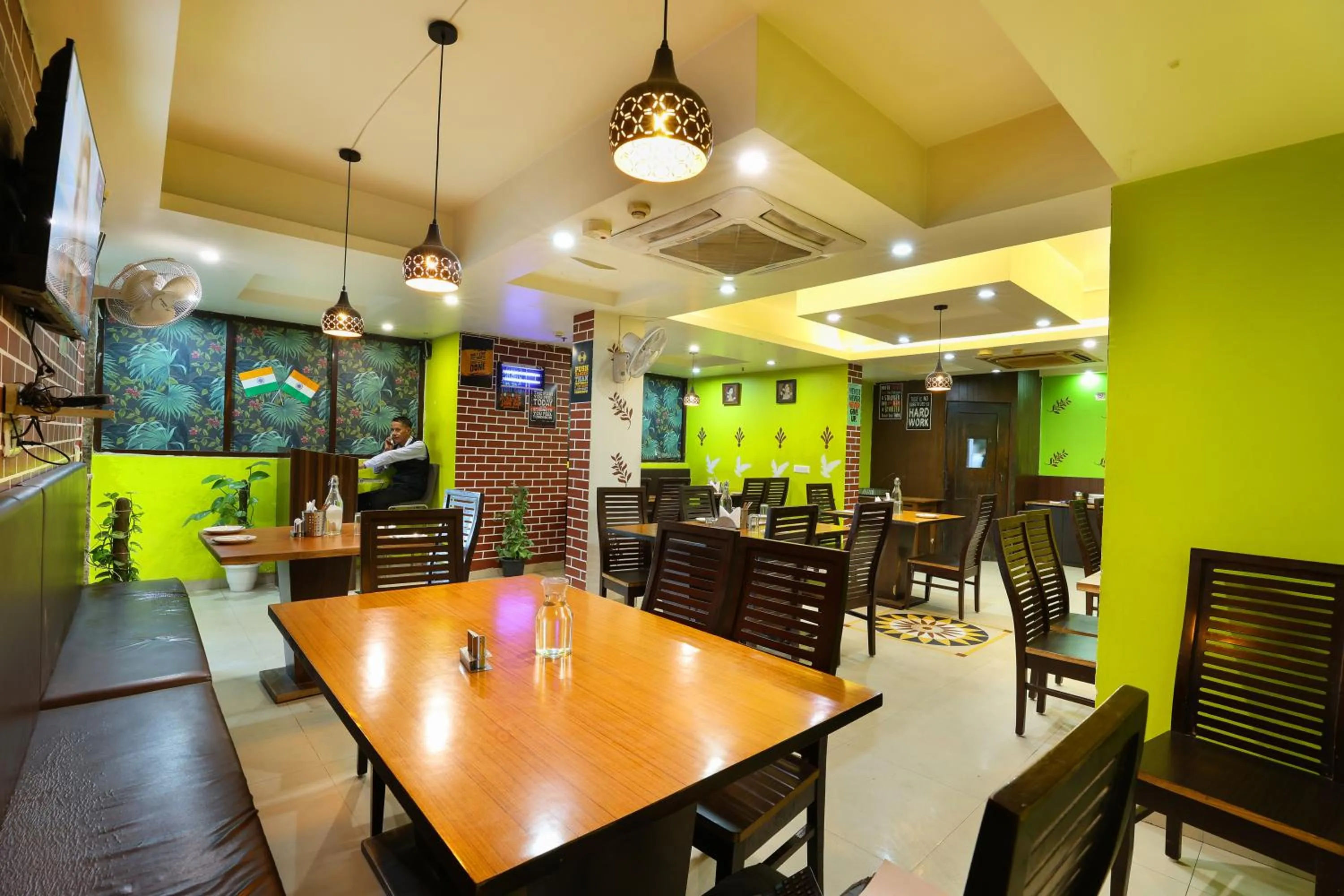 Restaurant/places to eat in Airport Hotel Grand