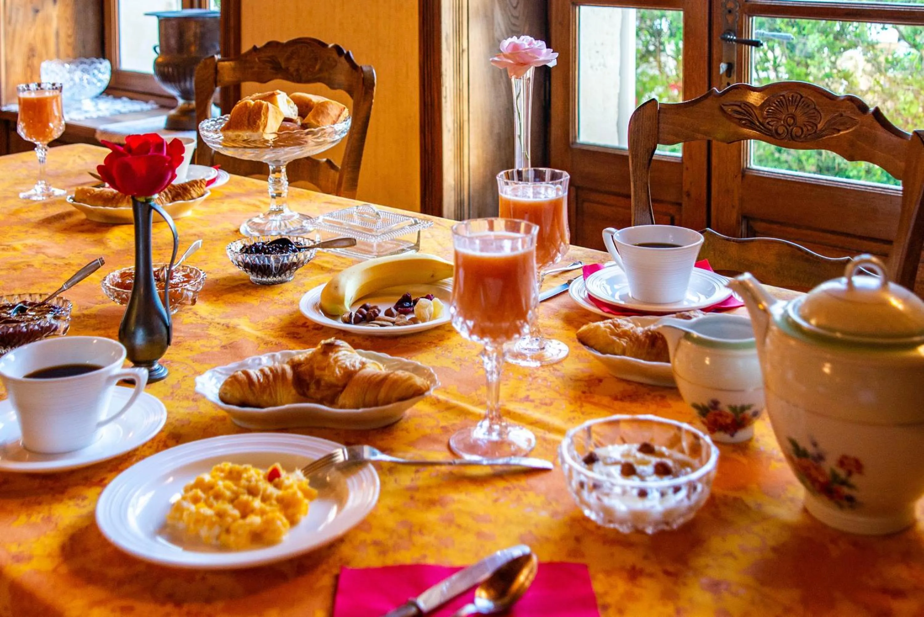 Dining area in La Closerie de Fronsac