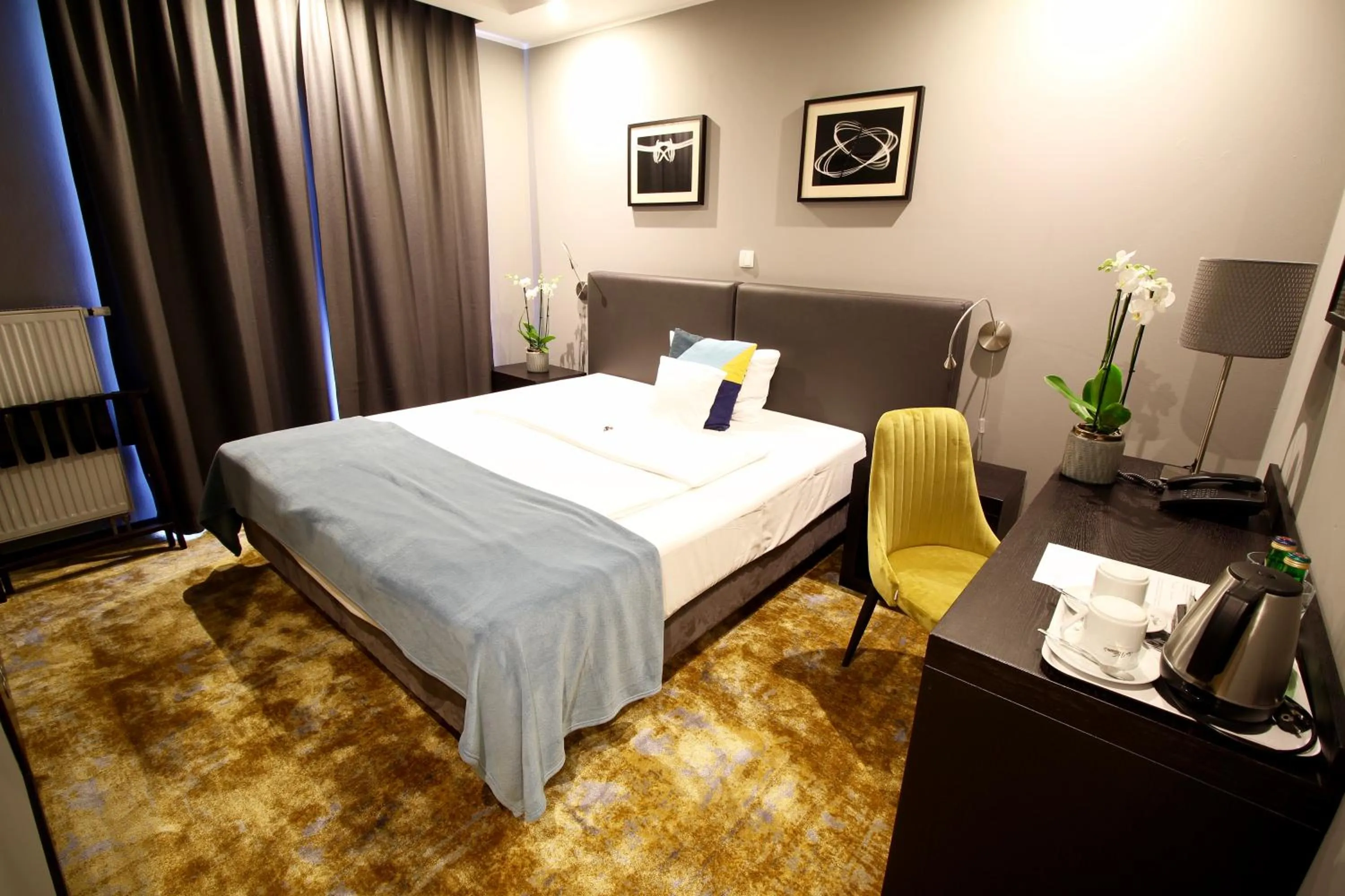 Photo of the whole room, Bed in Malta Premium