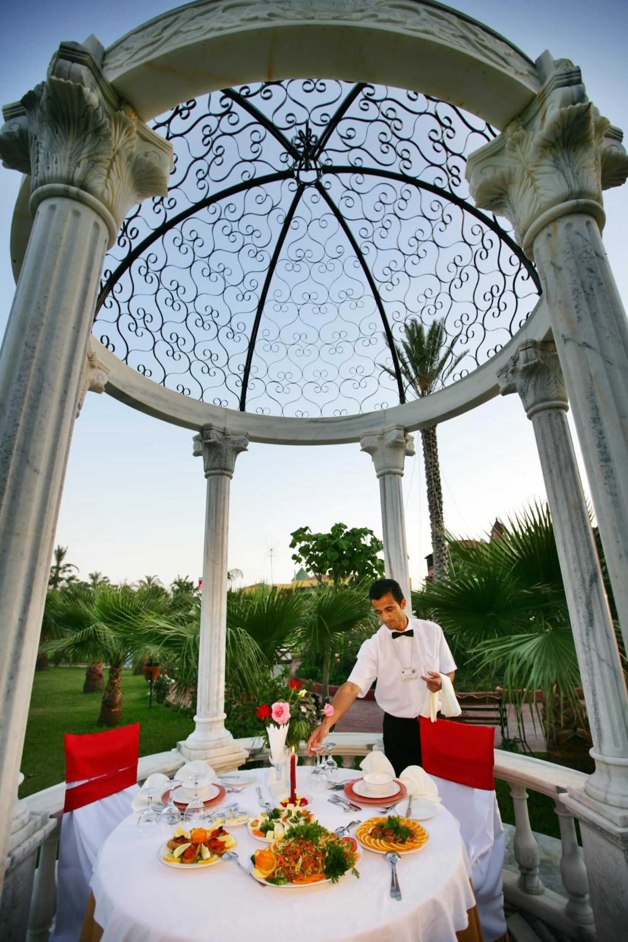 Restaurant/places to eat in Saphir Hotel & Villas