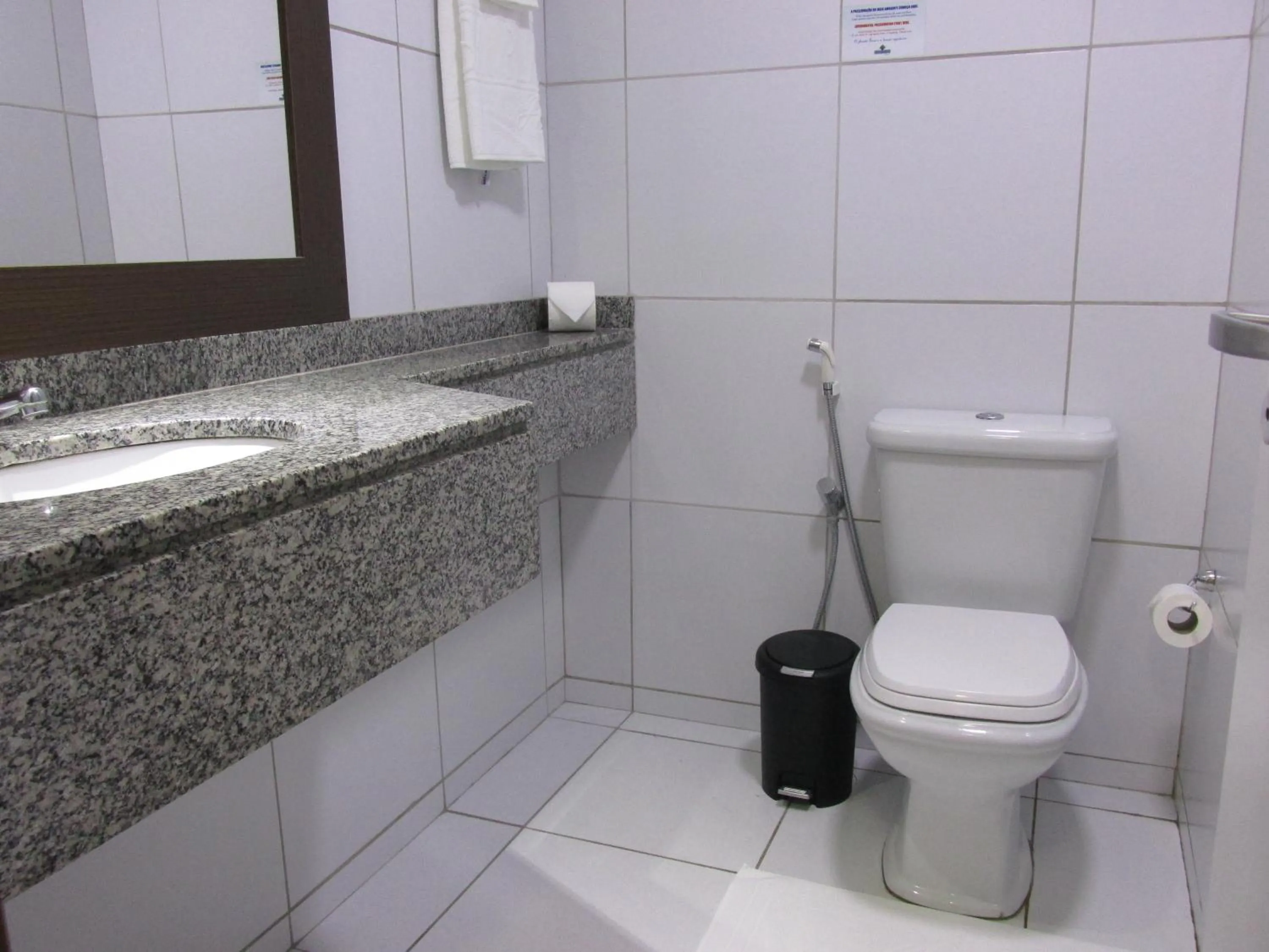 Toilet in Hotel Maysa Caruaru