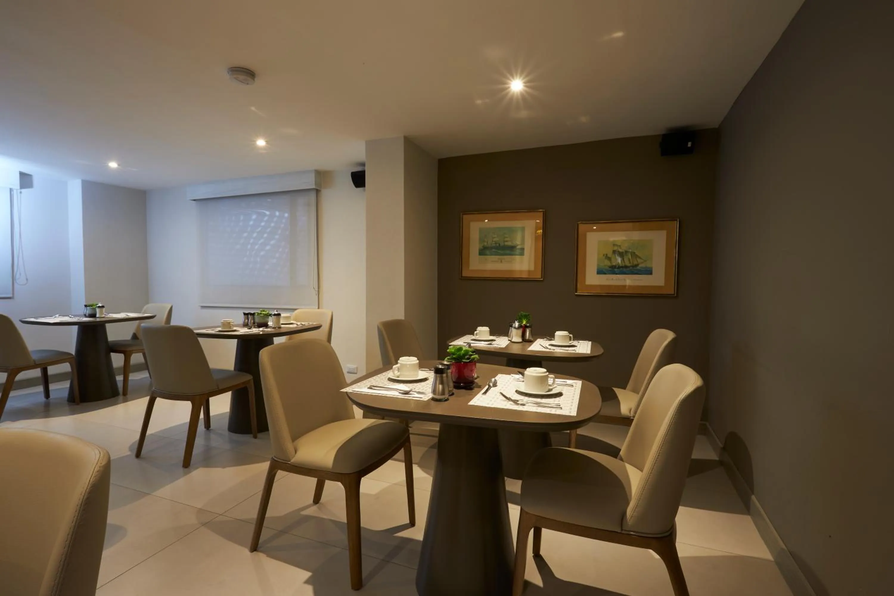 Restaurant/places to eat in Hotel Saint Simon