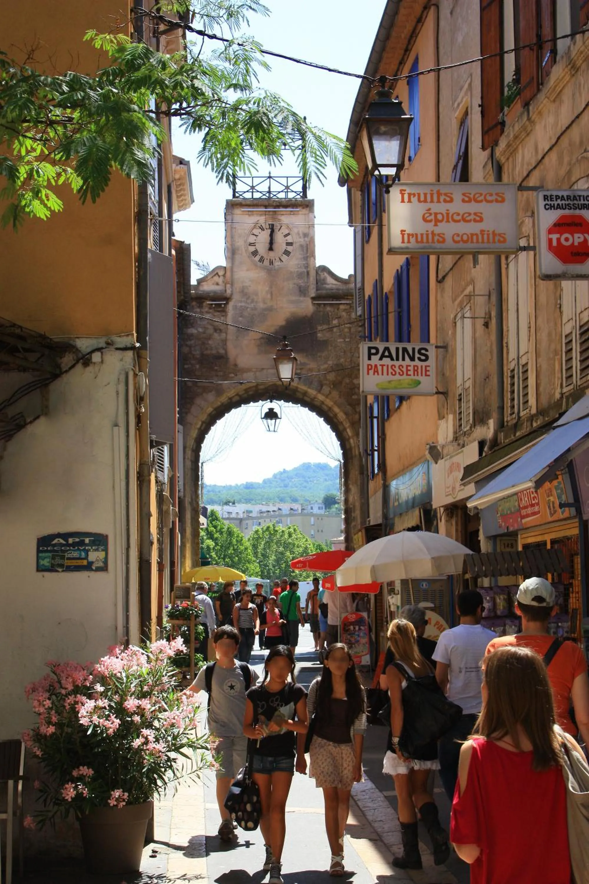 group of guests in L'Aptois Hôtel