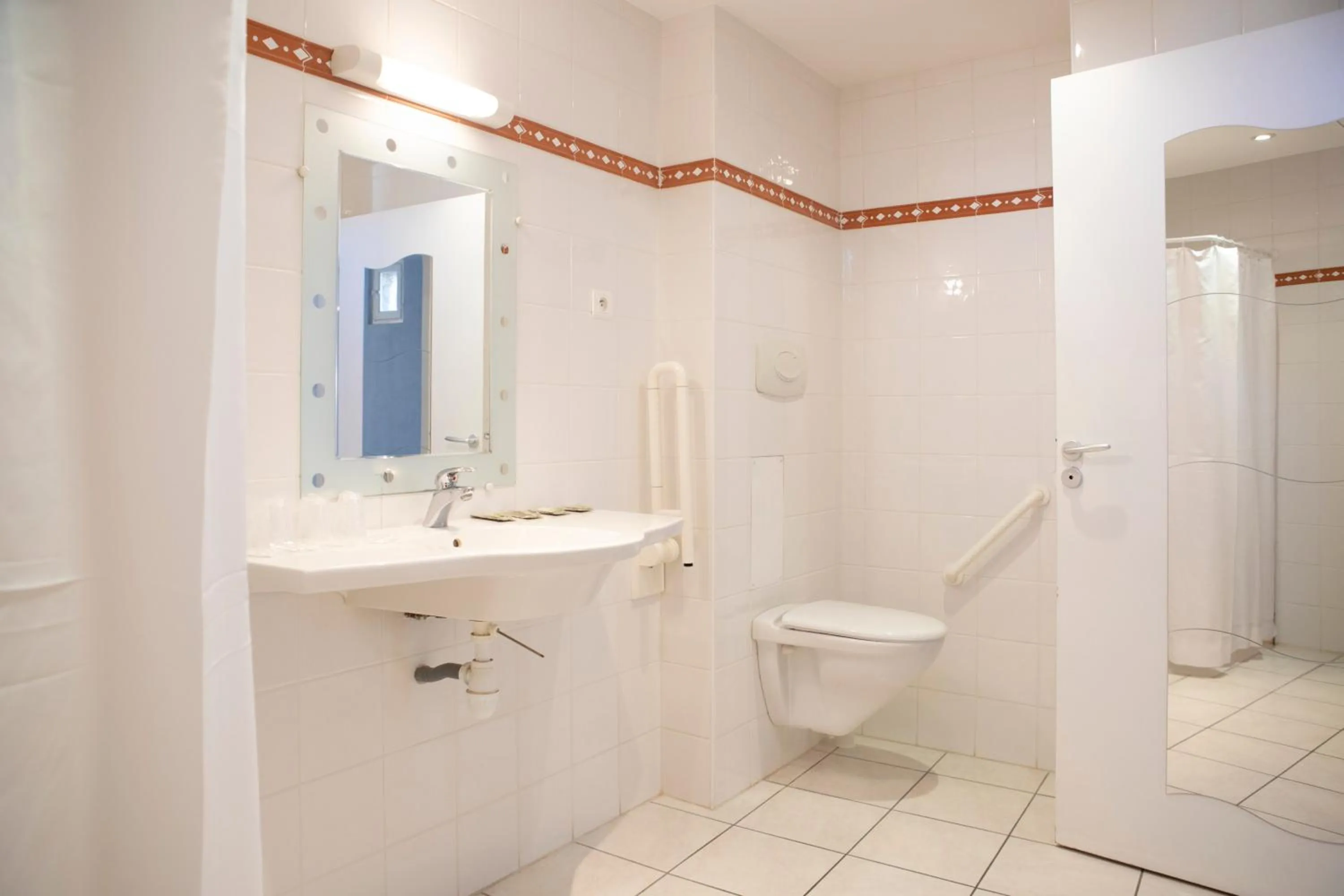 Shower in L'Aptois Hôtel