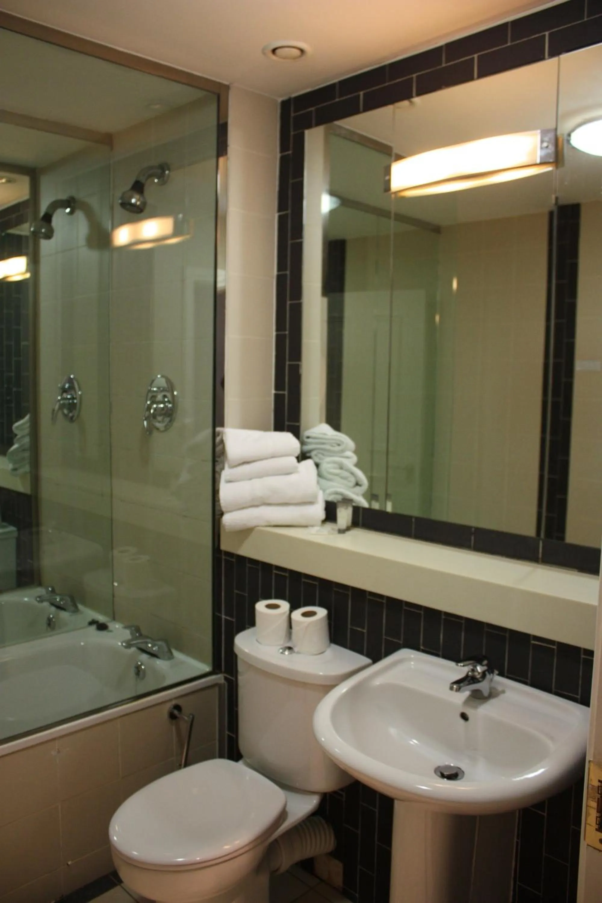Bathroom in Jackson Court Hotel