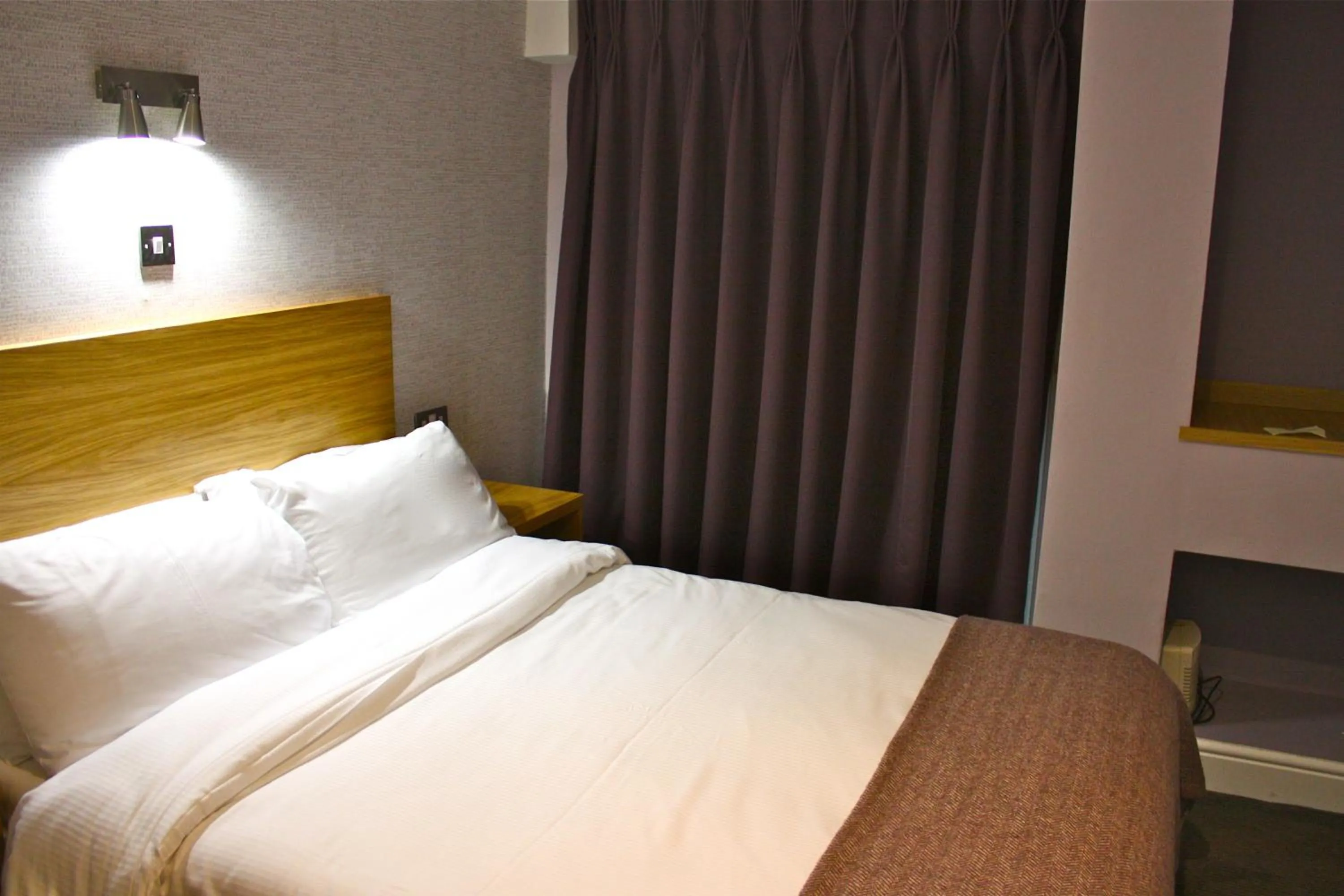 Bed in Jackson Court Hotel