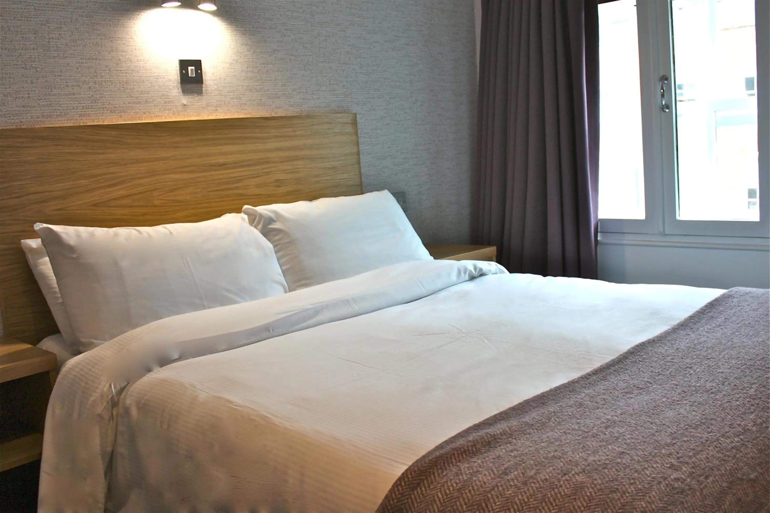 Bed in Jackson Court Hotel