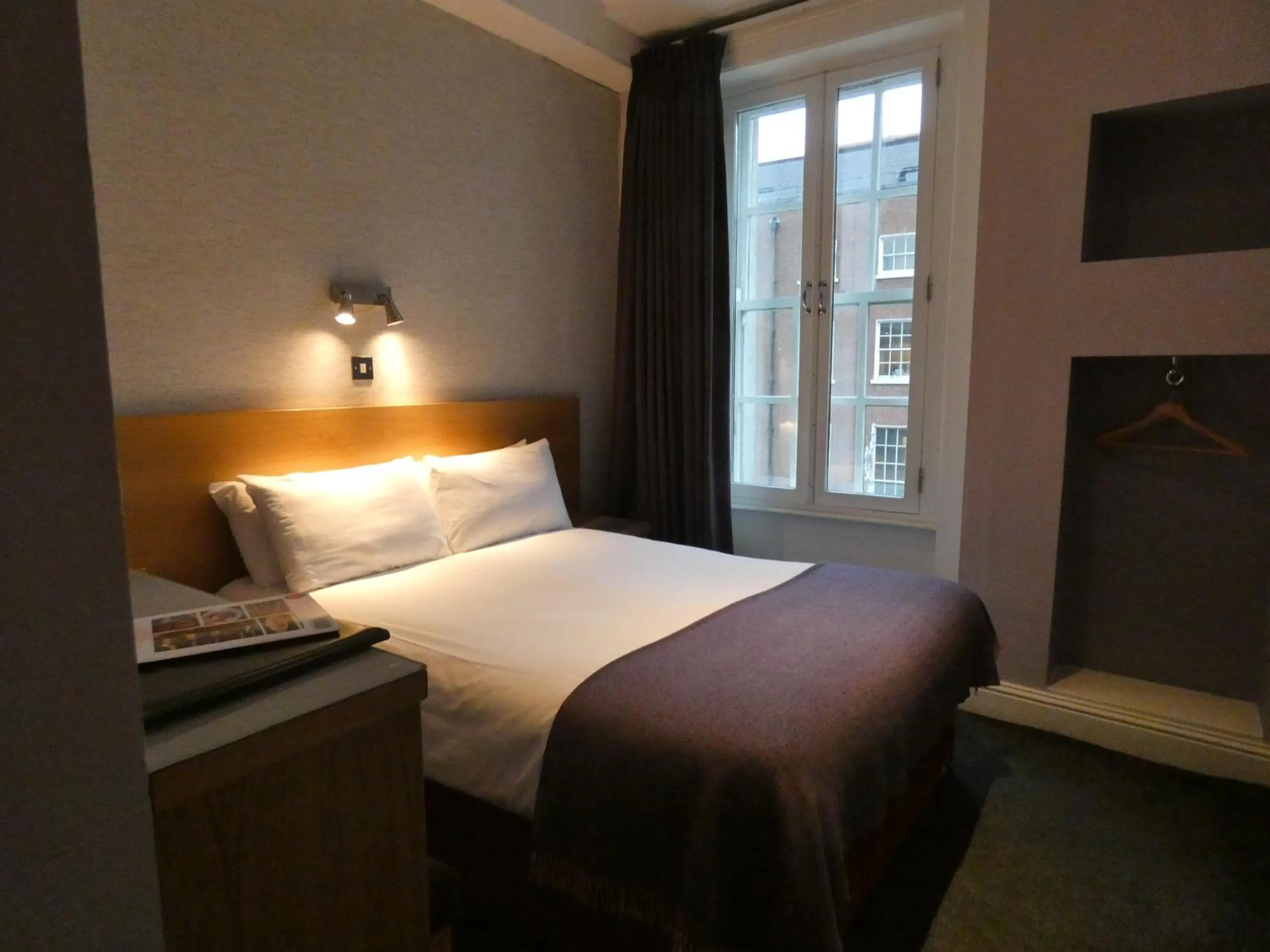 Bedroom, Bed in Jackson Court Hotel