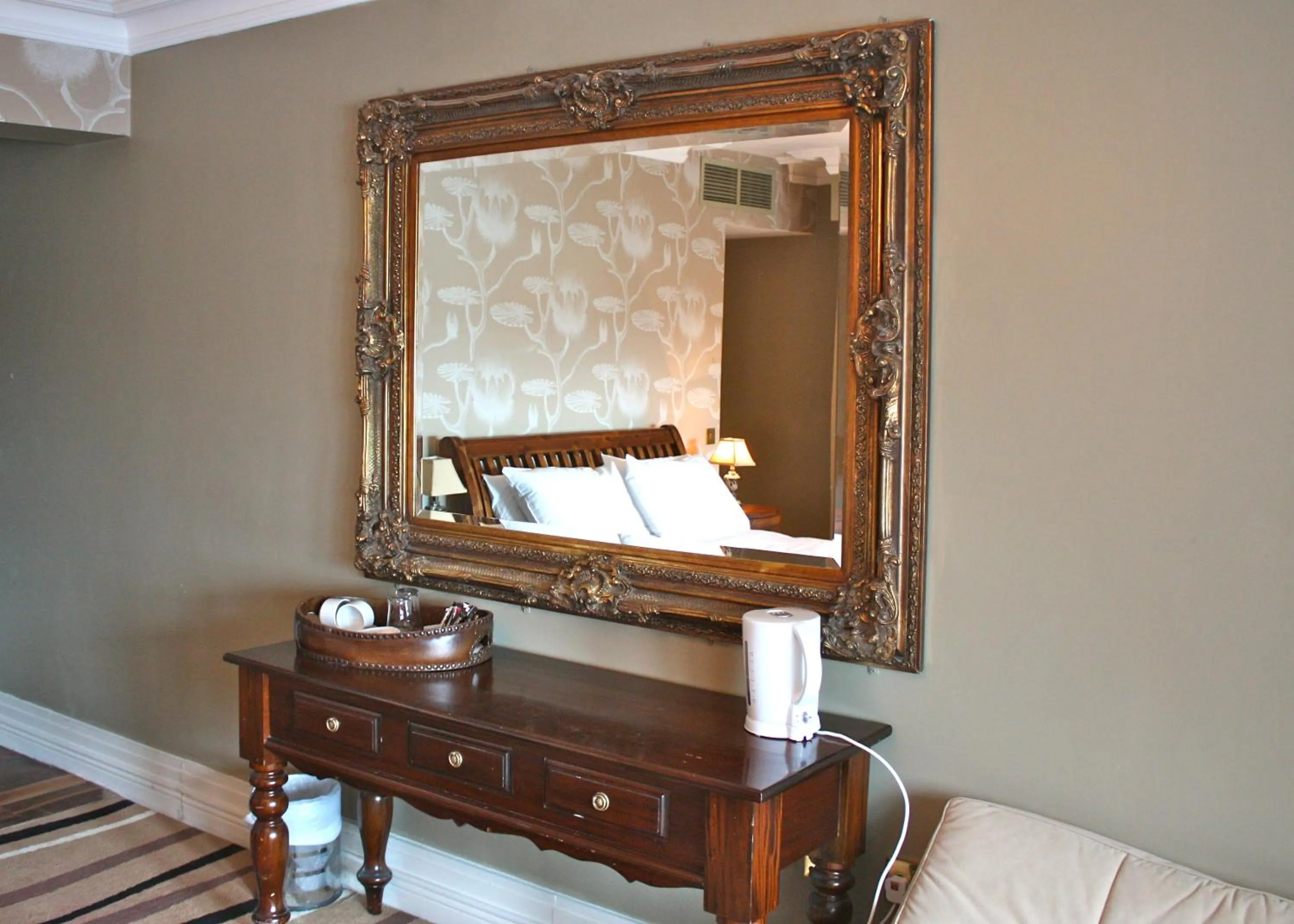 Coffee/tea facilities in Jackson Court Hotel