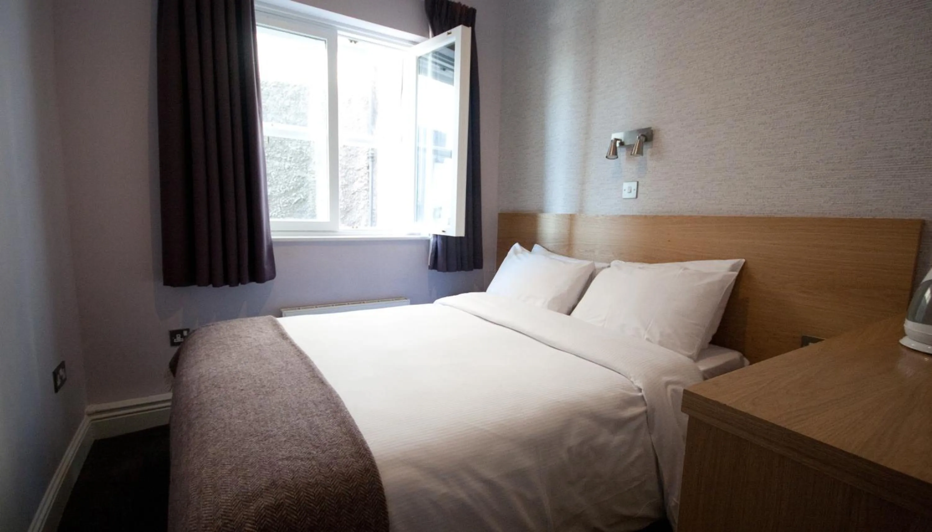 Photo of the whole room, Bed in Jackson Court Hotel