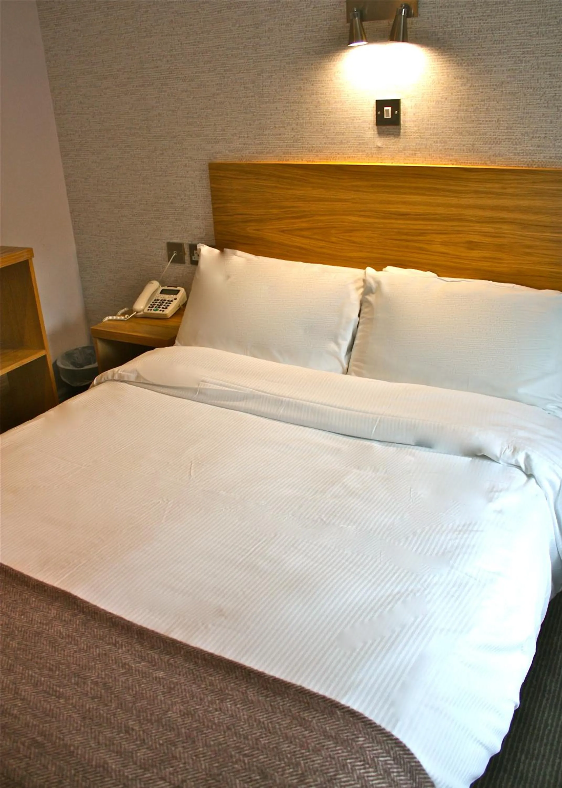 Bed in Jackson Court Hotel