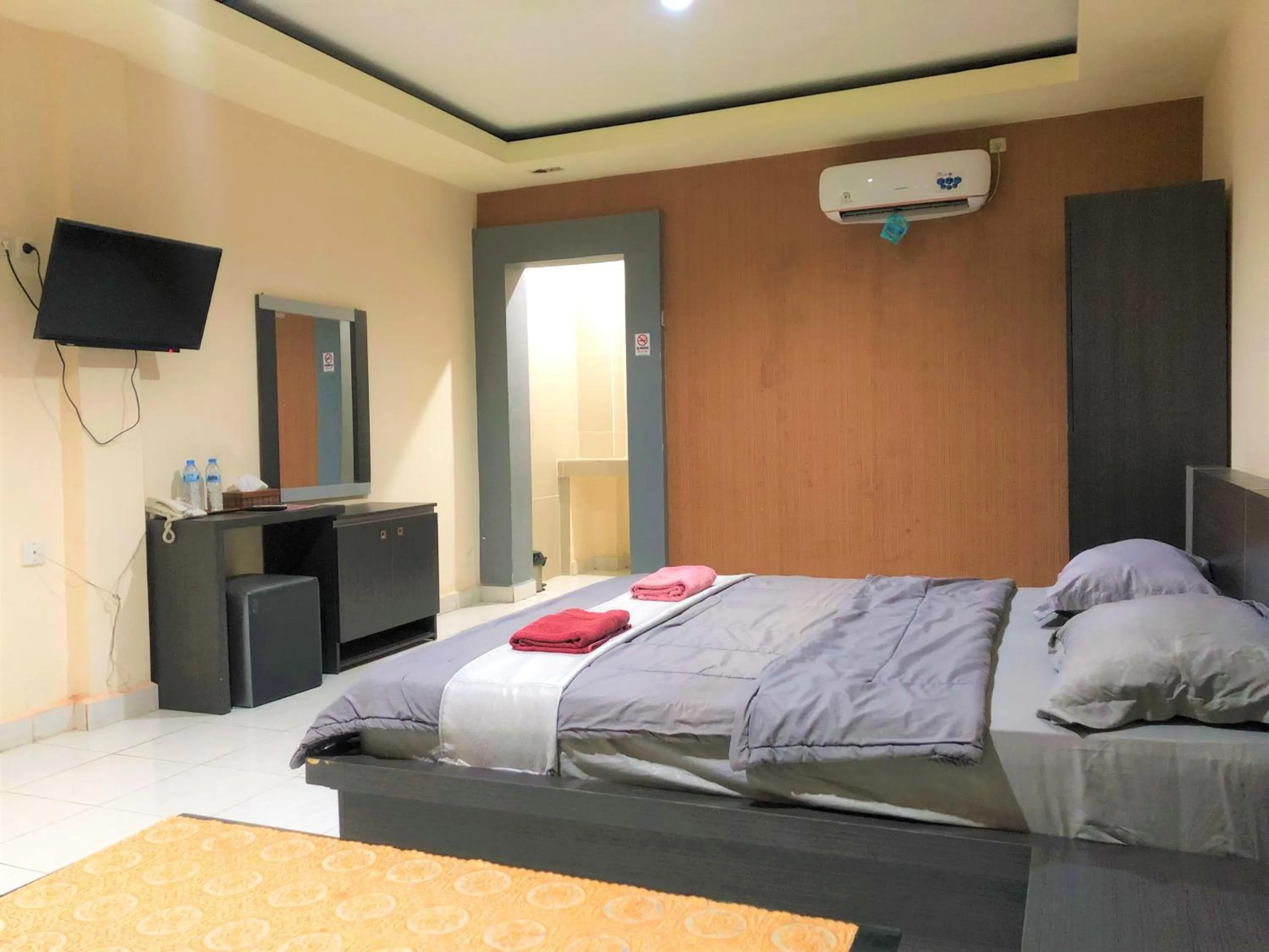 Bedroom, Bed in MS Hotel Pinrang Mitra RedDoorz