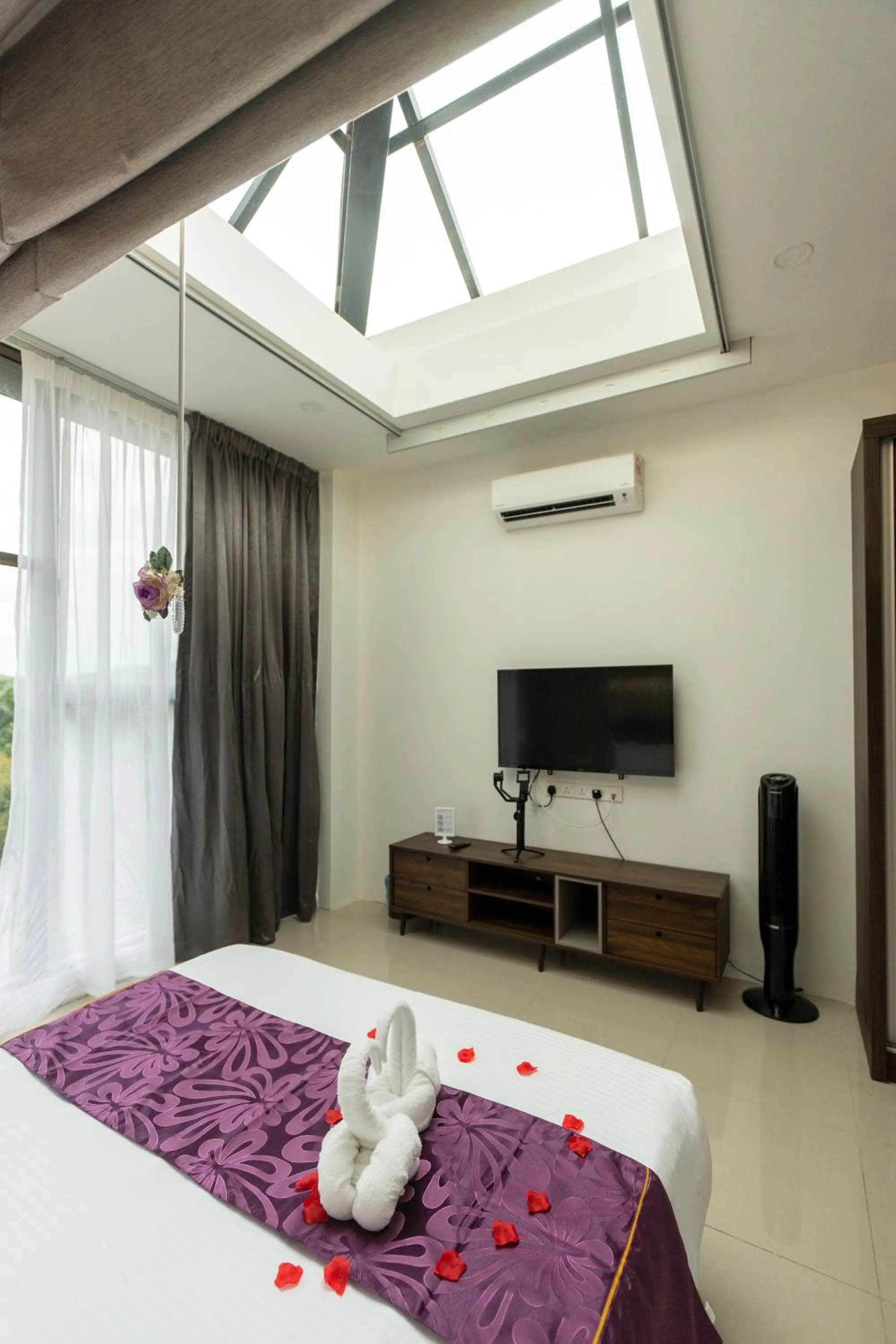 TV and multimedia, Bed in Rock Mountain