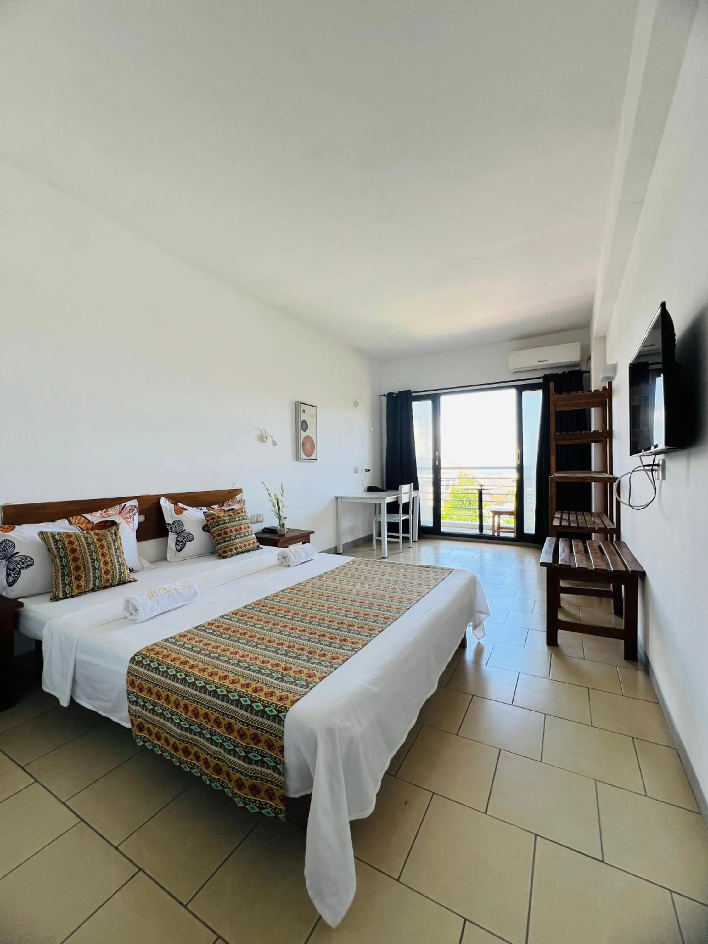 Communal lounge/ TV room, Bed in Hôtel Ambatoloaka