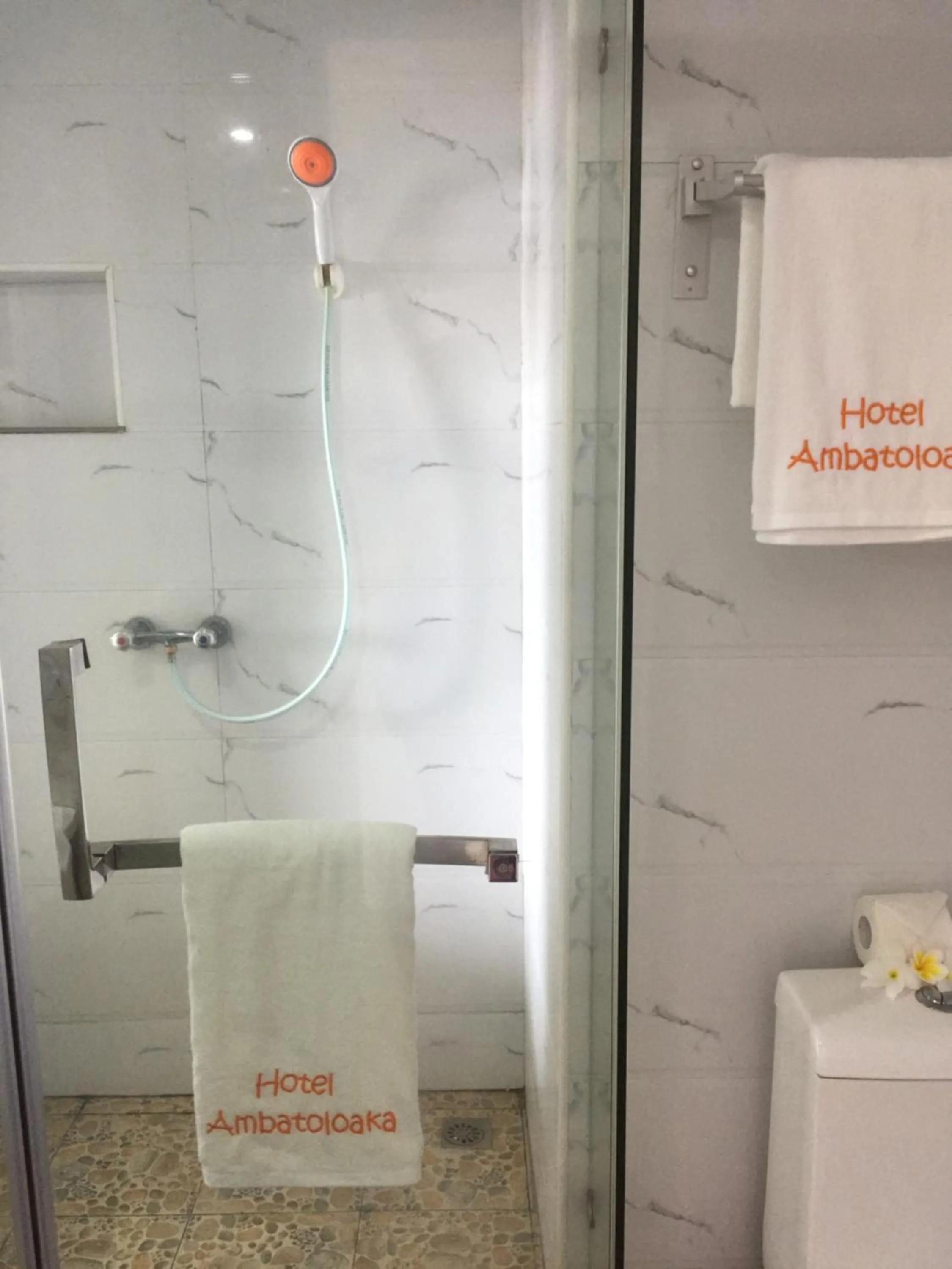 Shower in Hôtel Ambatoloaka