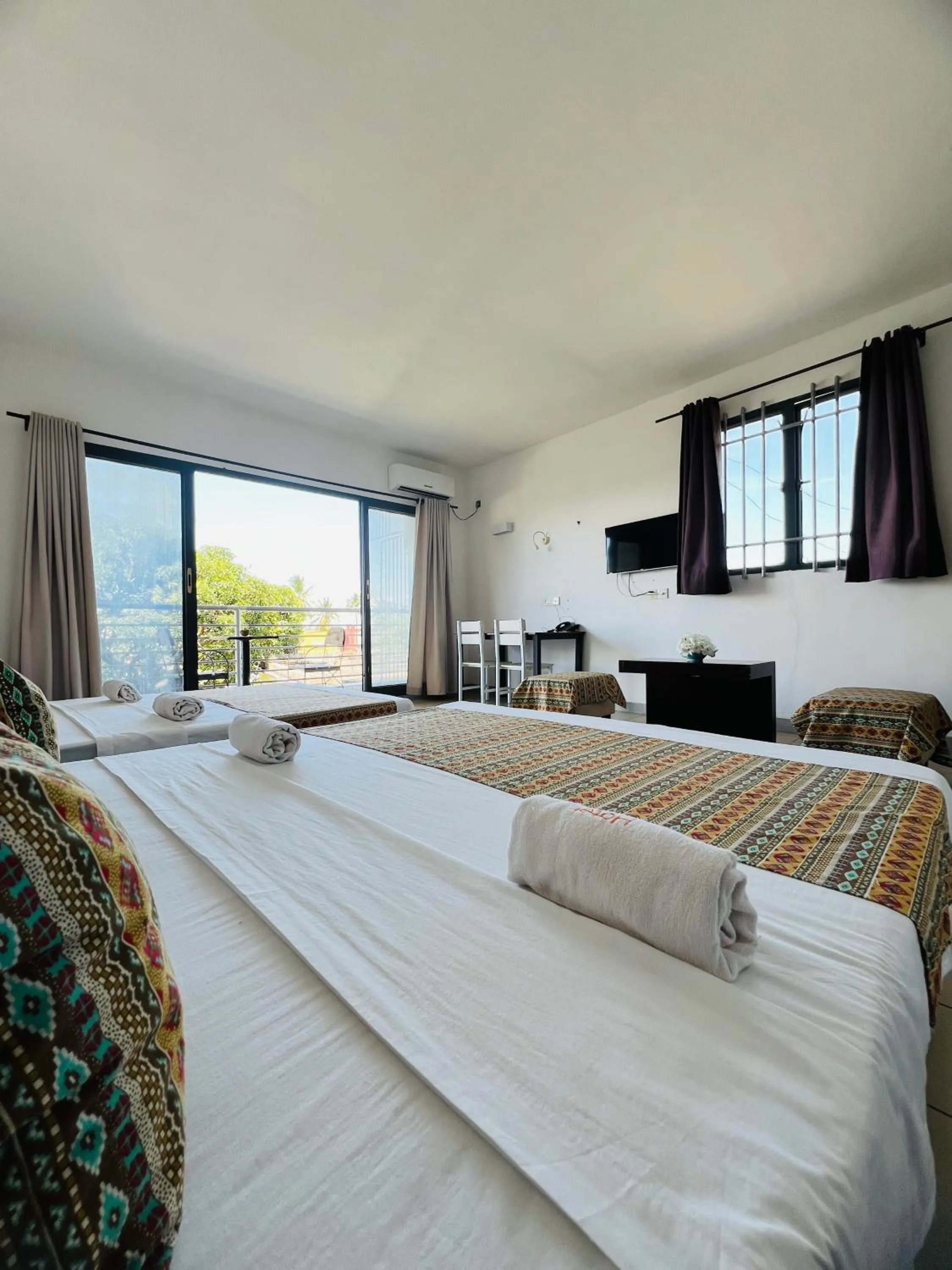 Photo of the whole room, Bed in Hôtel Ambatoloaka