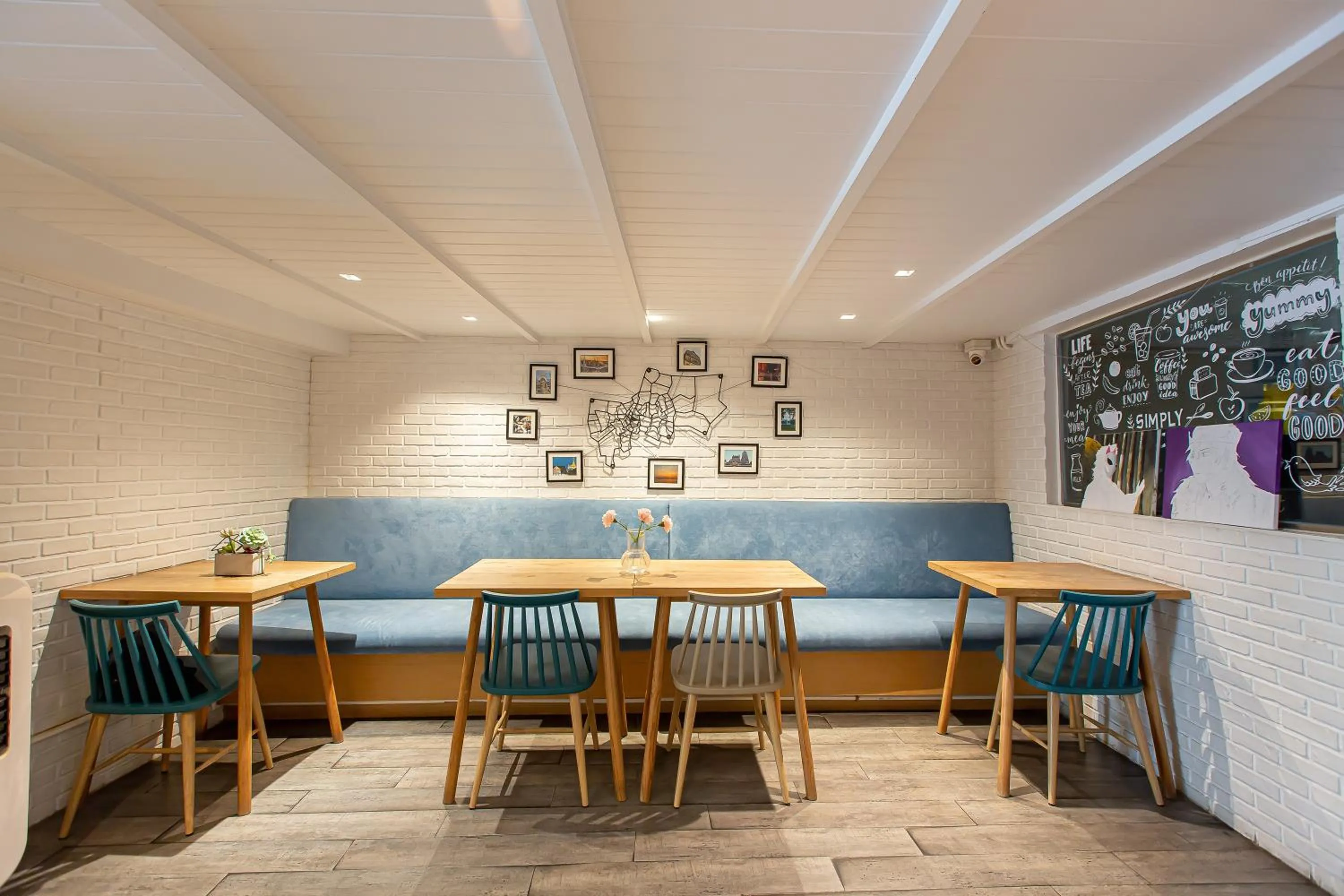 Communal lounge/ TV room in Simply Sleep Hostel