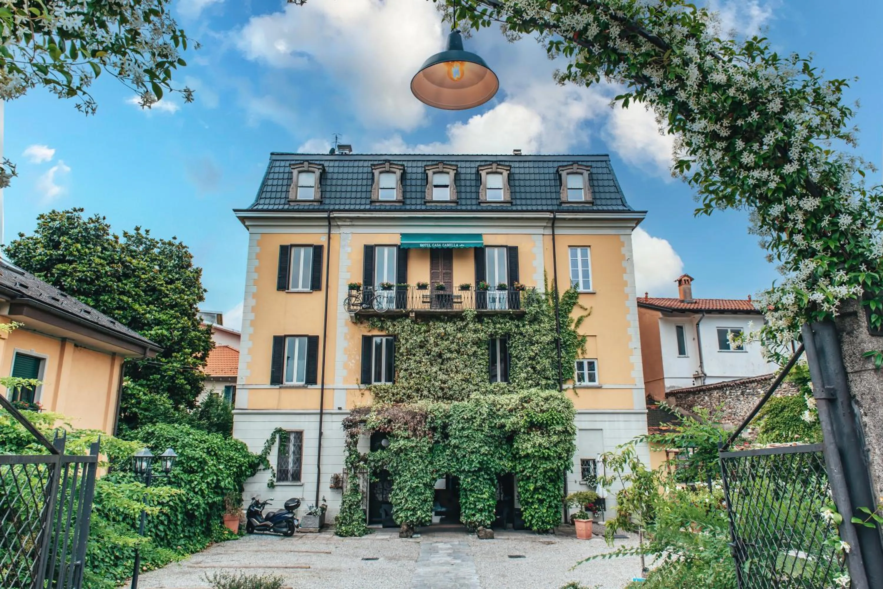 Property building in Hotel Casa Camilla