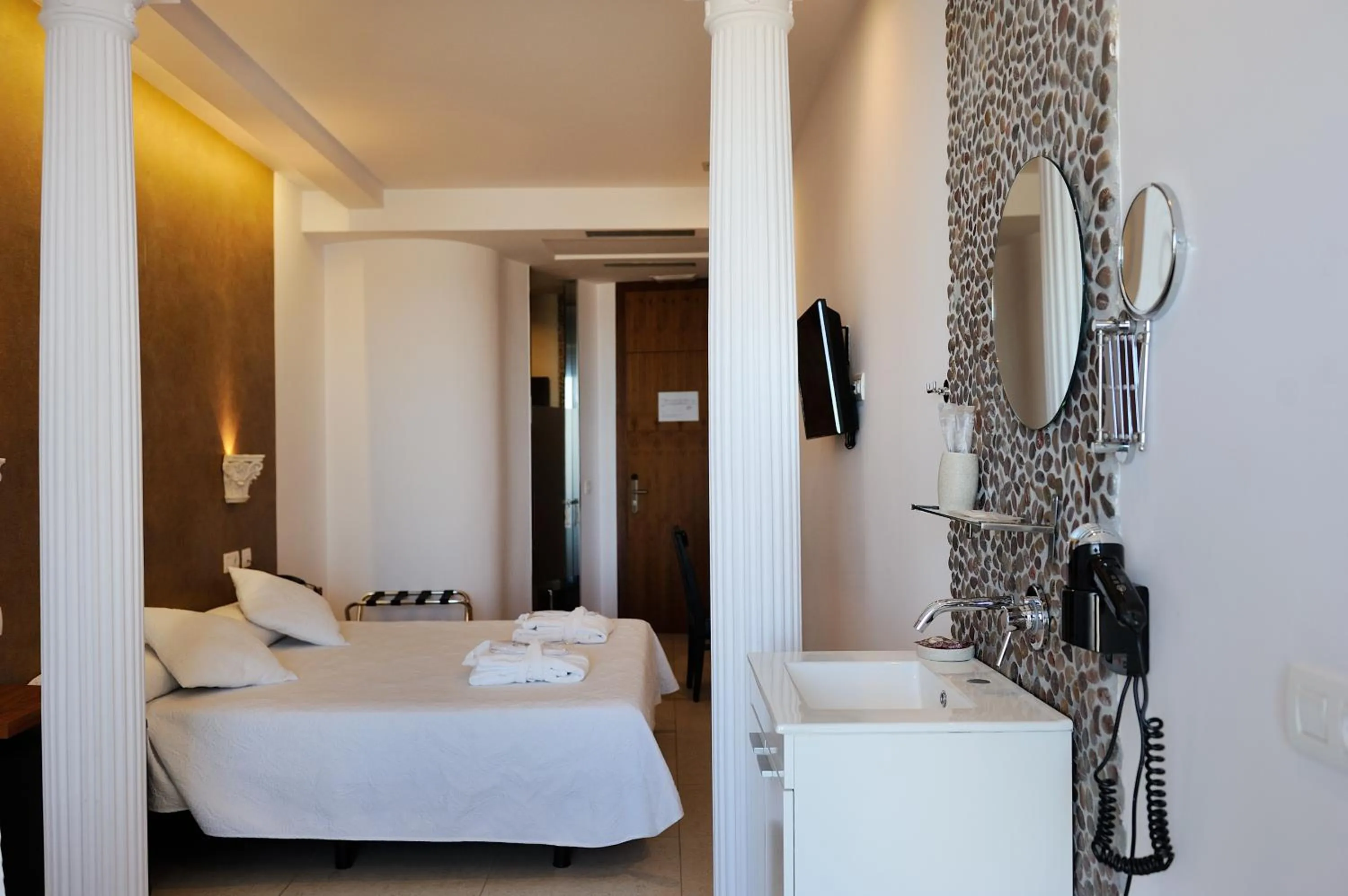Photo of the whole room, Bed in Hotel Boutique Sabbia Valencia