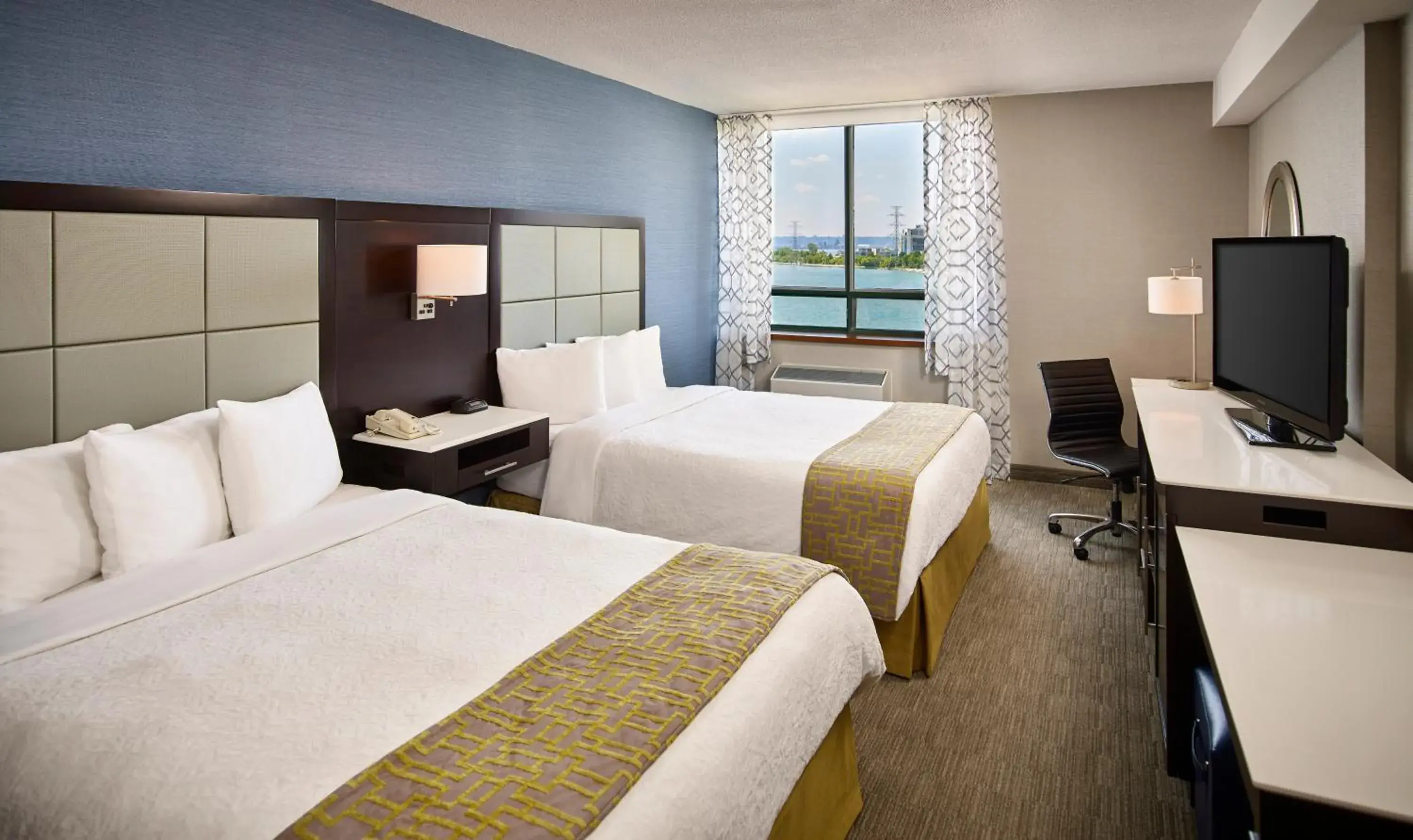 Queen Room with Two Queen Beds with Park View in Waterfront Hotel Downtown Burlington Queen Room with Two Queen Beds with Park View in Waterfront Hotel Downtown Burlington