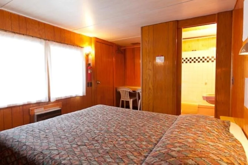 Bedroom, Bed in Robbins Motel