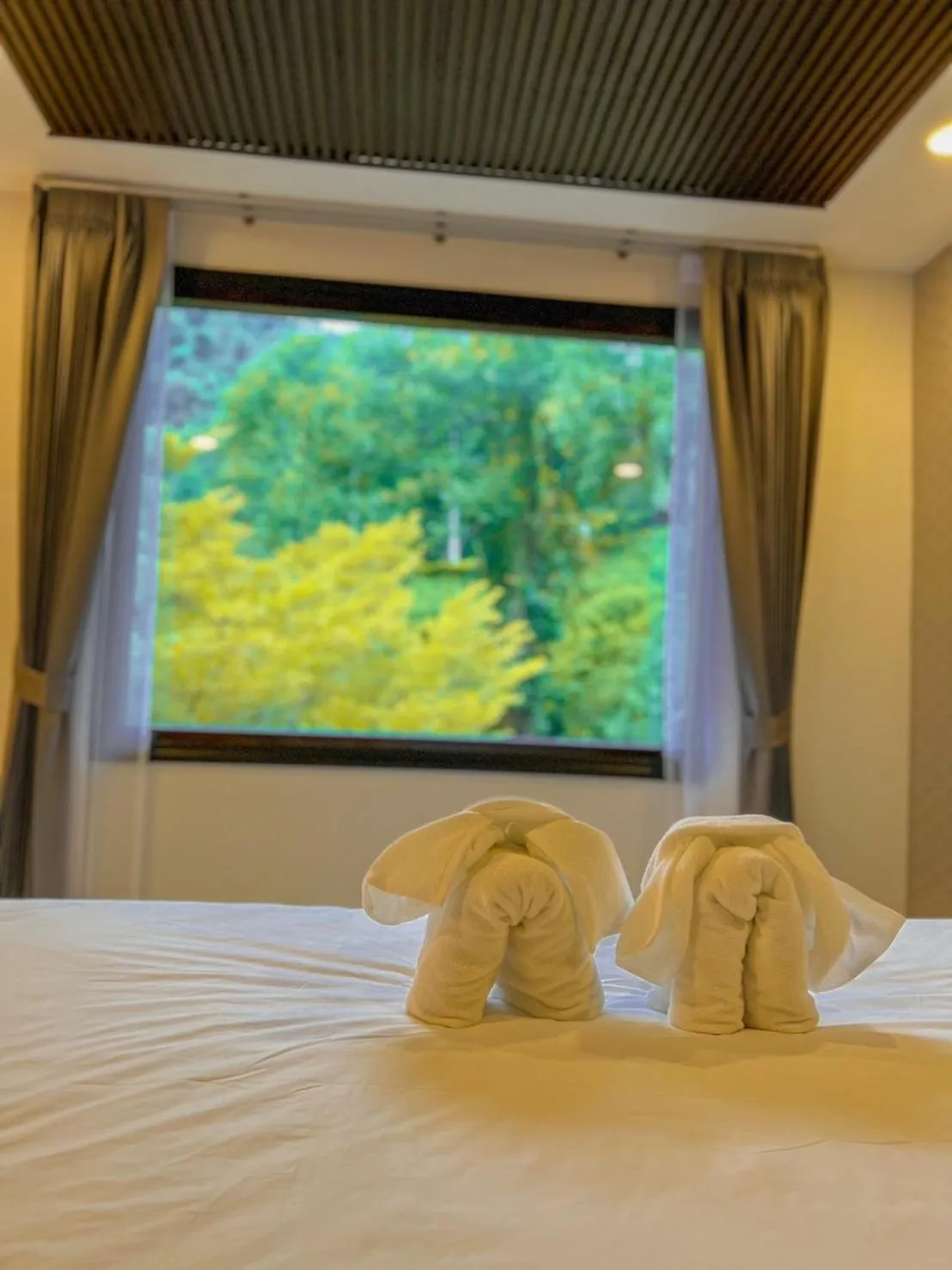 View (from property/room), Bed in Natthapon Resort Kaeng Kachan