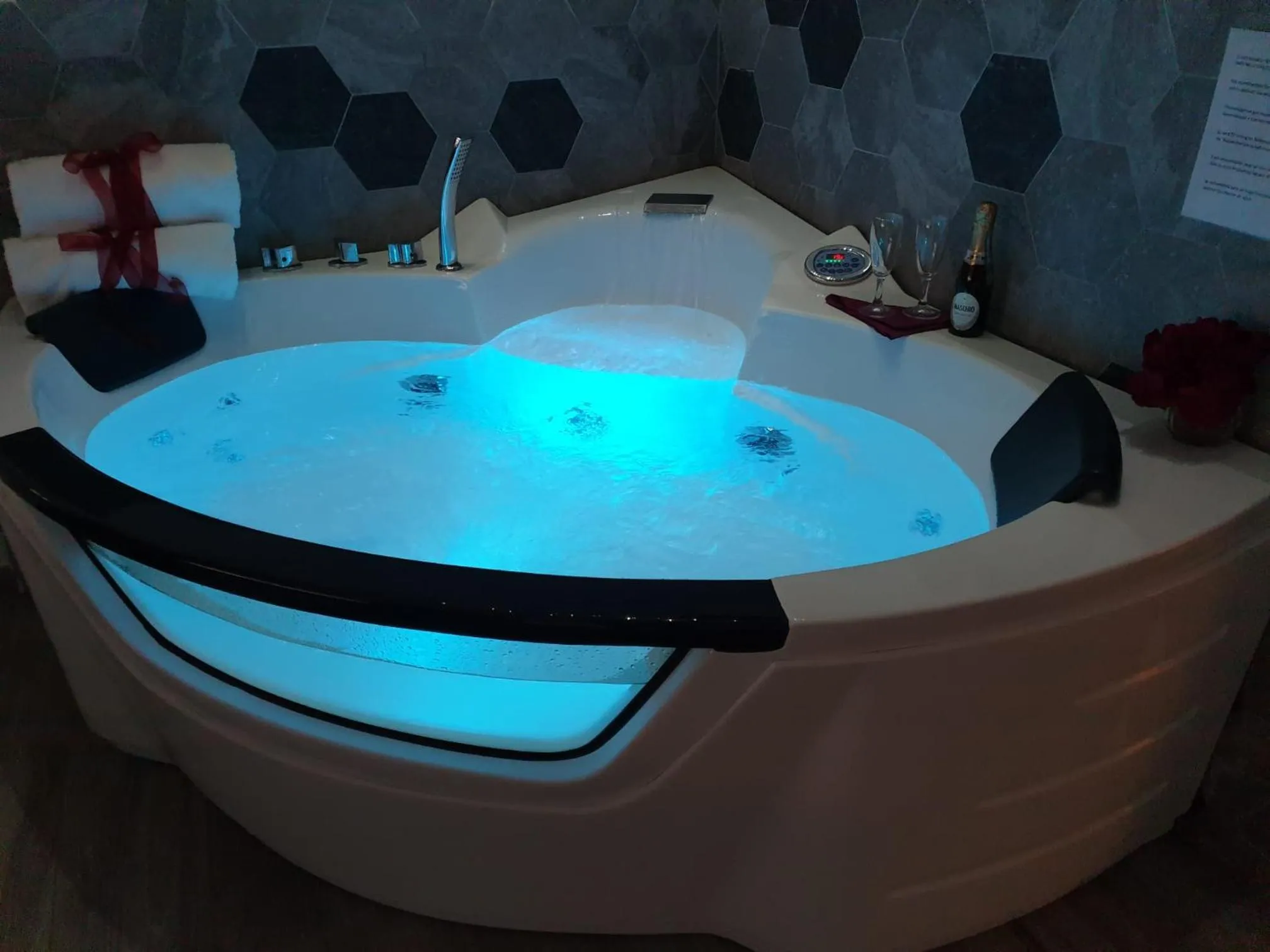 Hot Tub in Il Mare Di Roma Luxury
