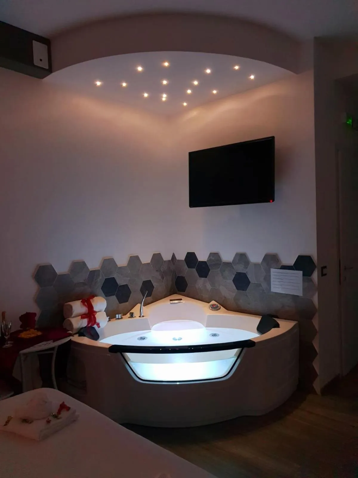 Hot Tub, Bed in Il Mare Di Roma Luxury