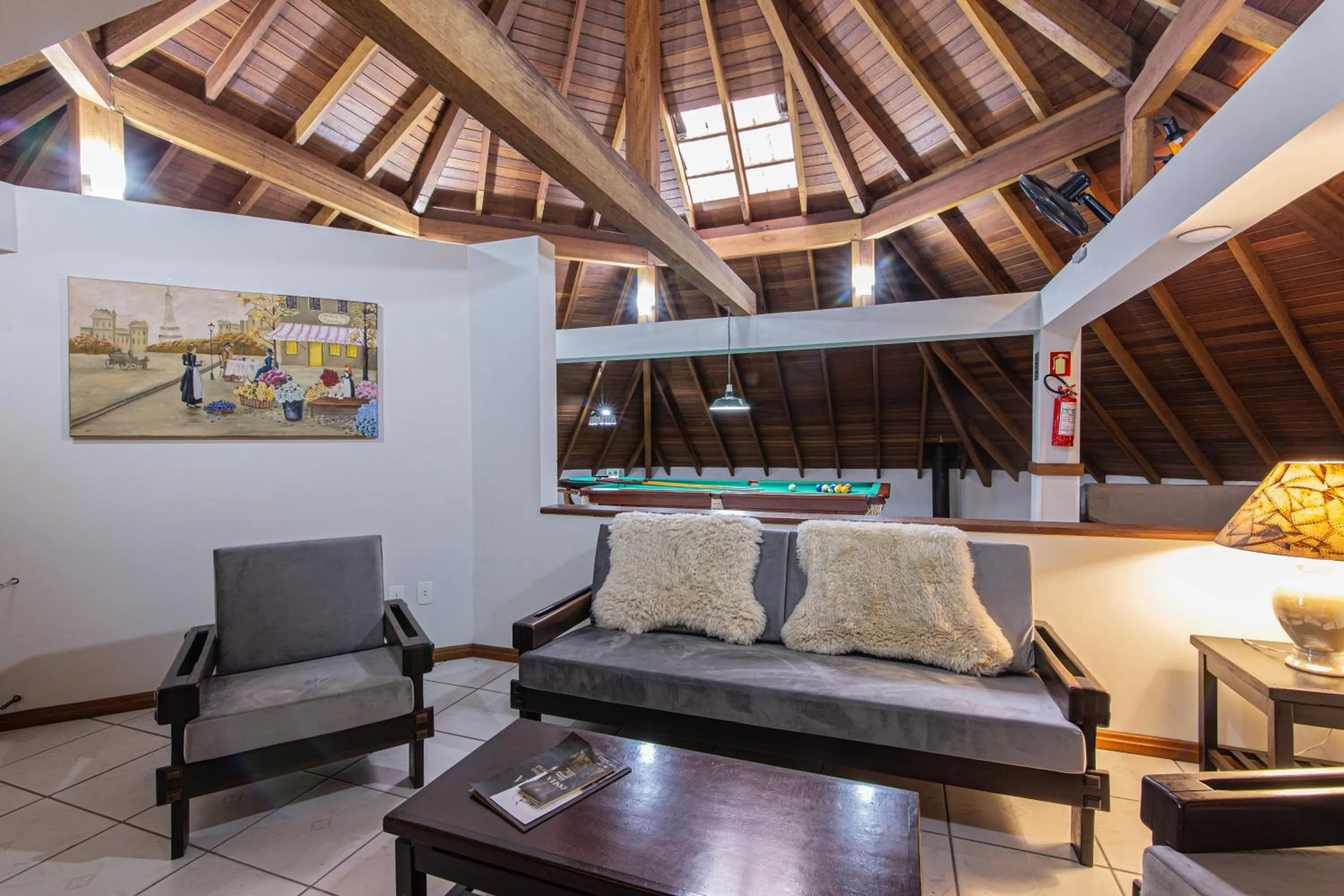 Communal lounge/ TV room in Pousada Villa Verde