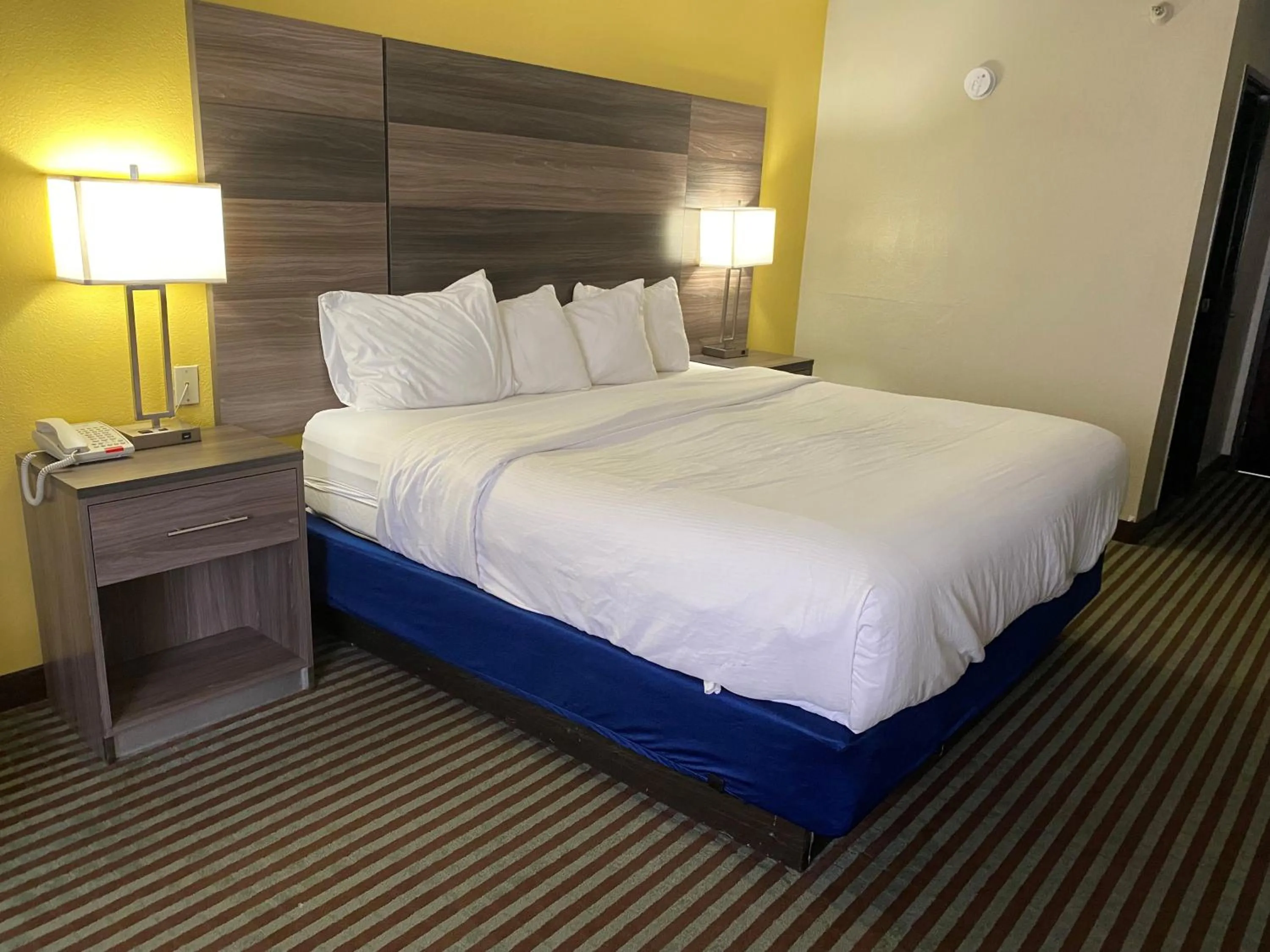 Bed in Baymont by Wyndham Oklahoma City Airport