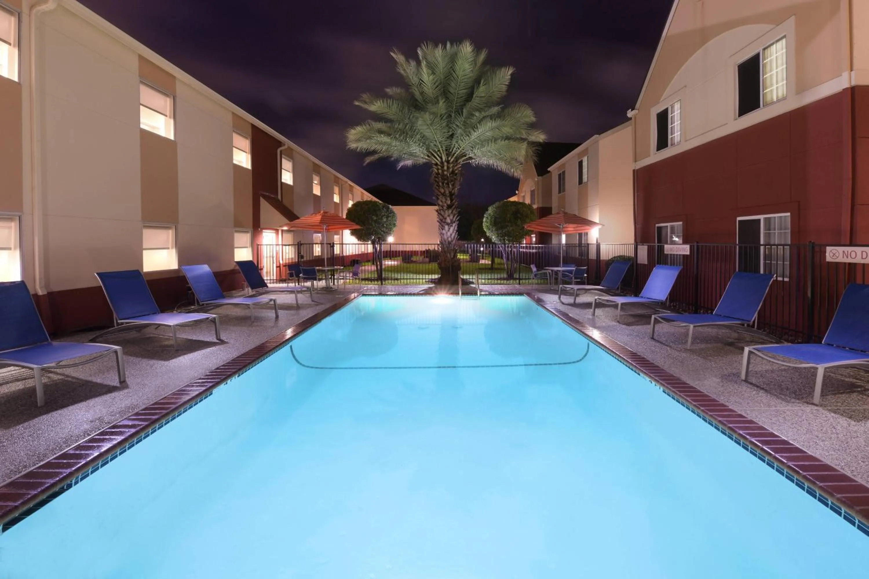 Swimming pool in TownePlace Suites by Marriott Lake Jackson Clute