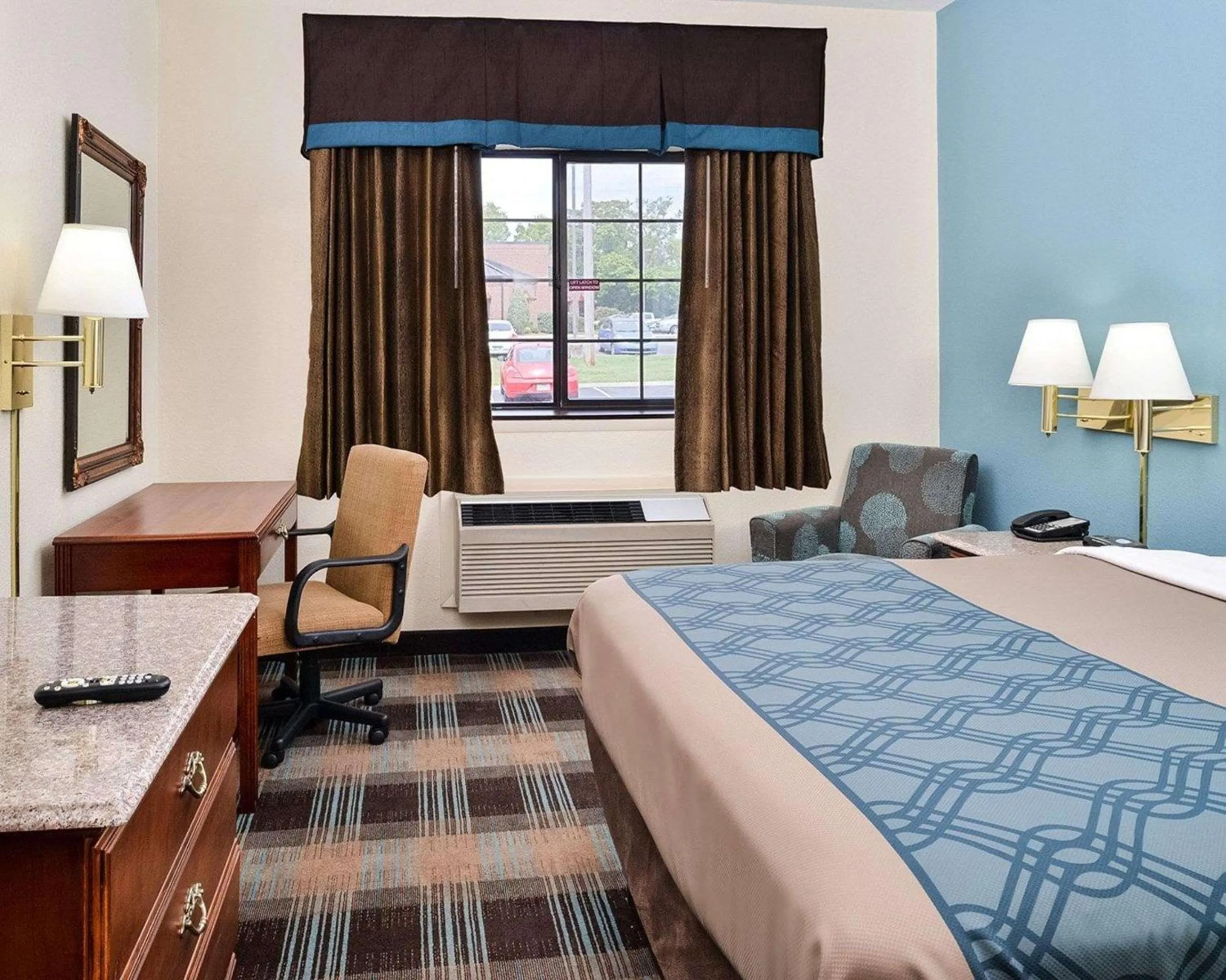 Photo of the whole room, Bed in Econo Lodge Inn & Suites Shelbyville