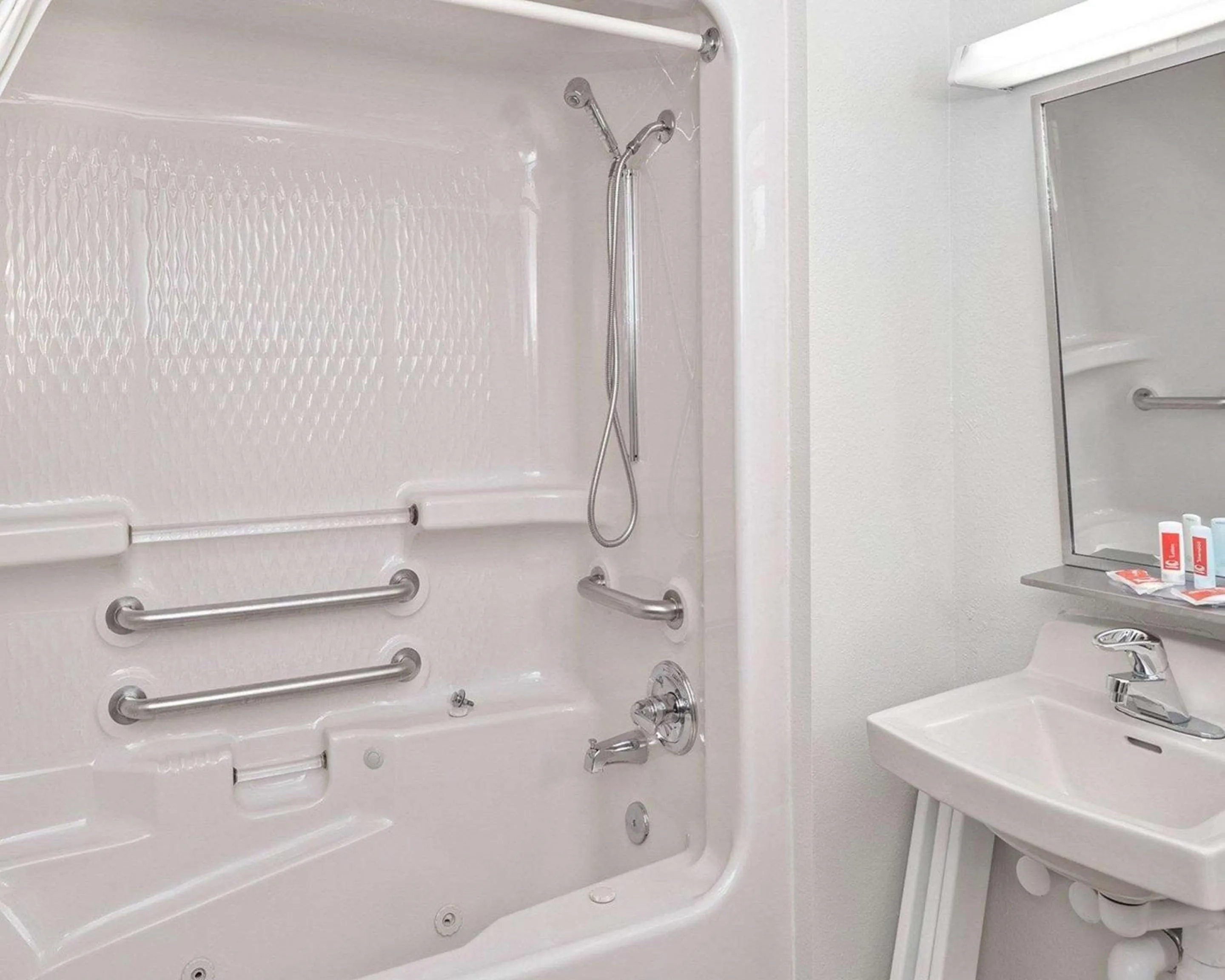 Bathroom in Econo Lodge Inn & Suites Shelbyville