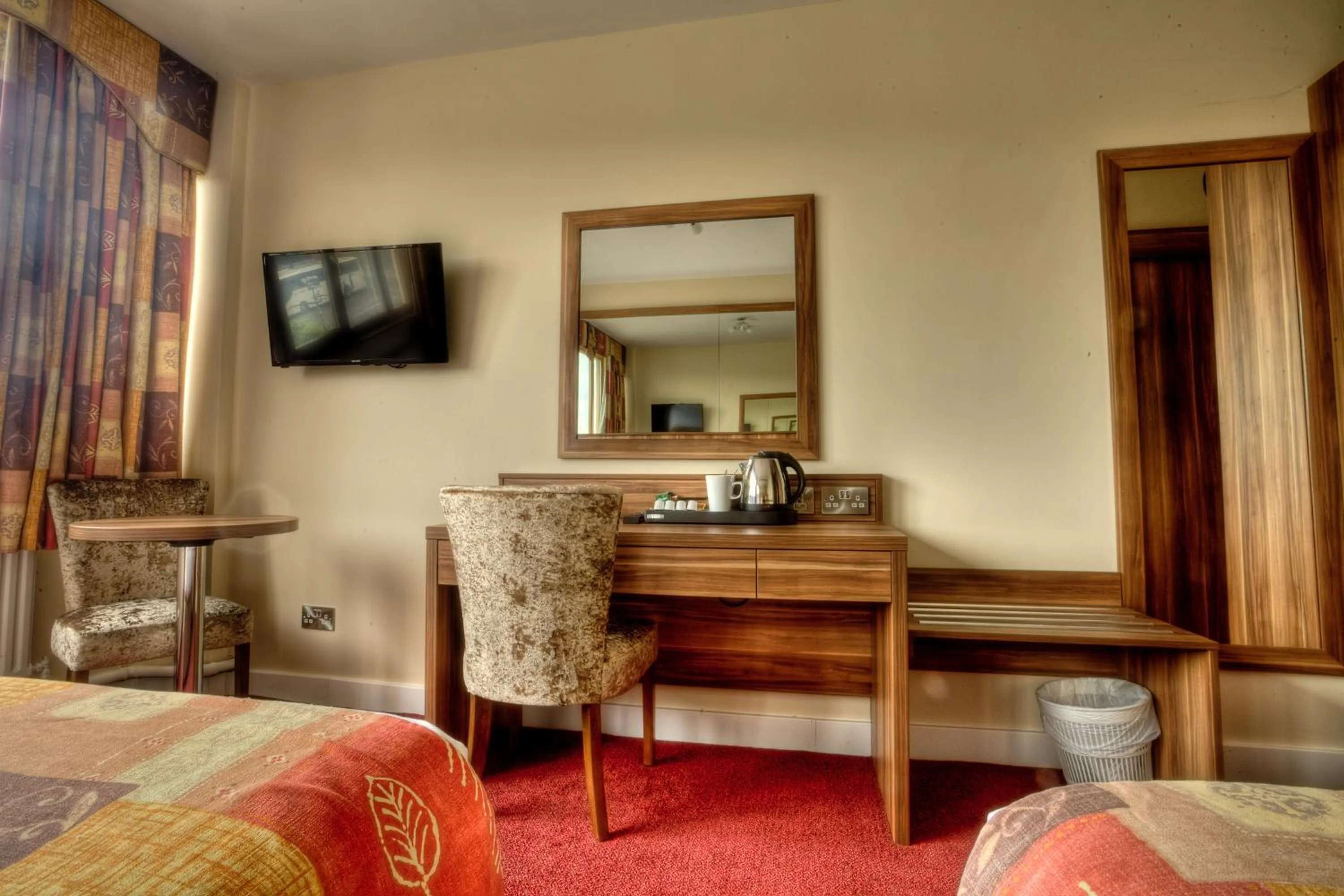 Coffee/tea facilities, Bed in West County Hotel