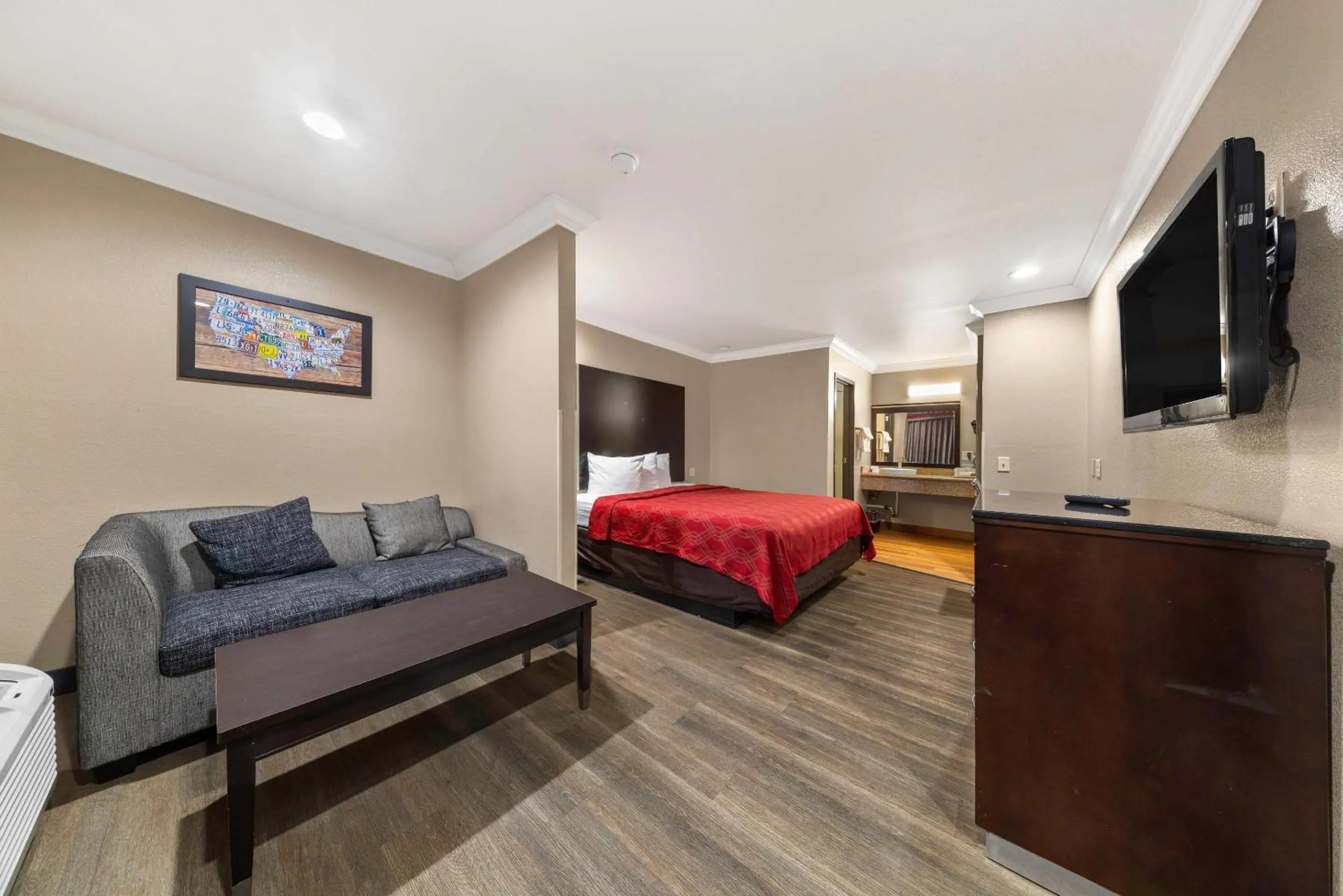 Bedroom, Bed in Econo Lodge Inn & Suites Escondido Downtown