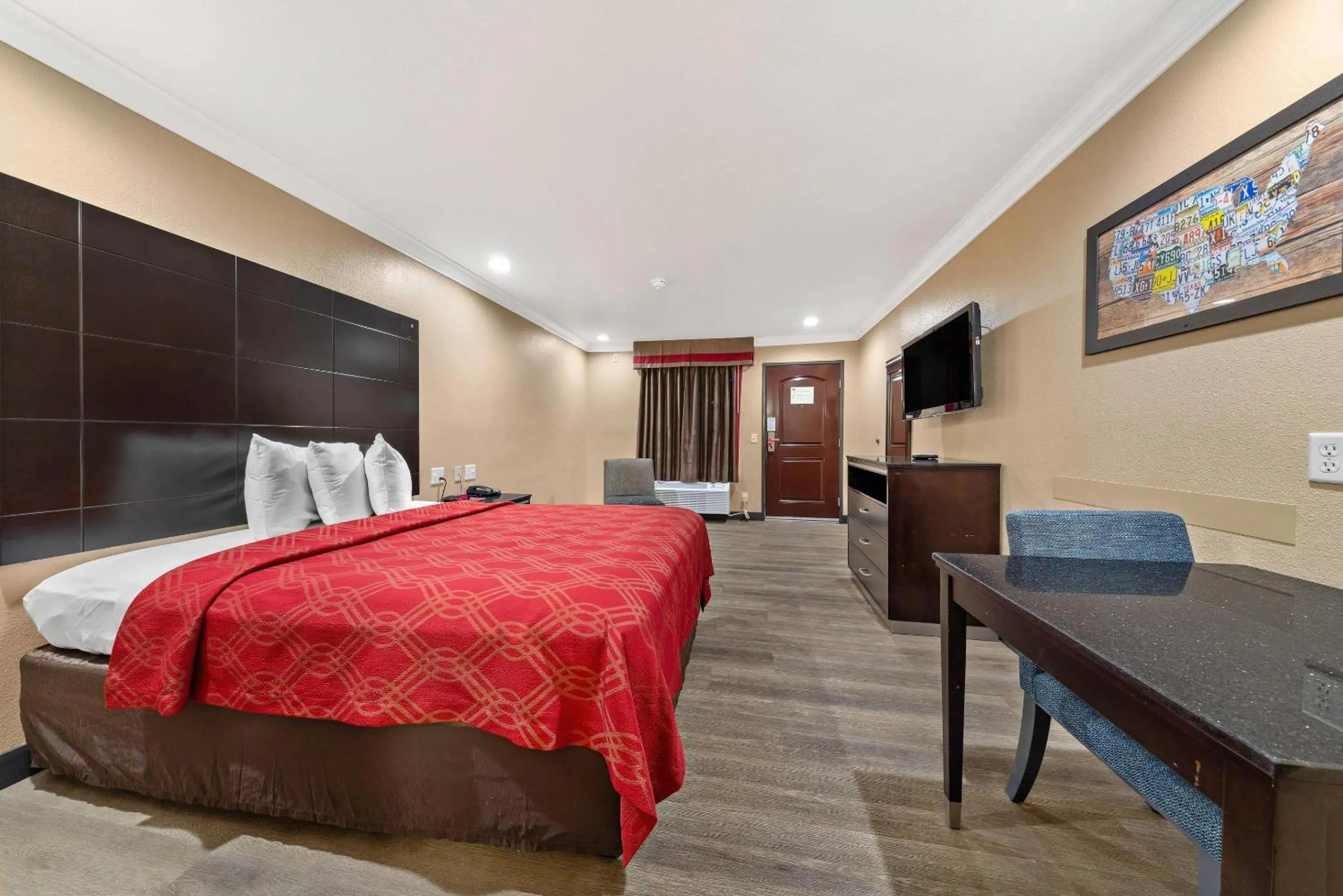 Bedroom, Bed in Econo Lodge Inn & Suites Escondido Downtown