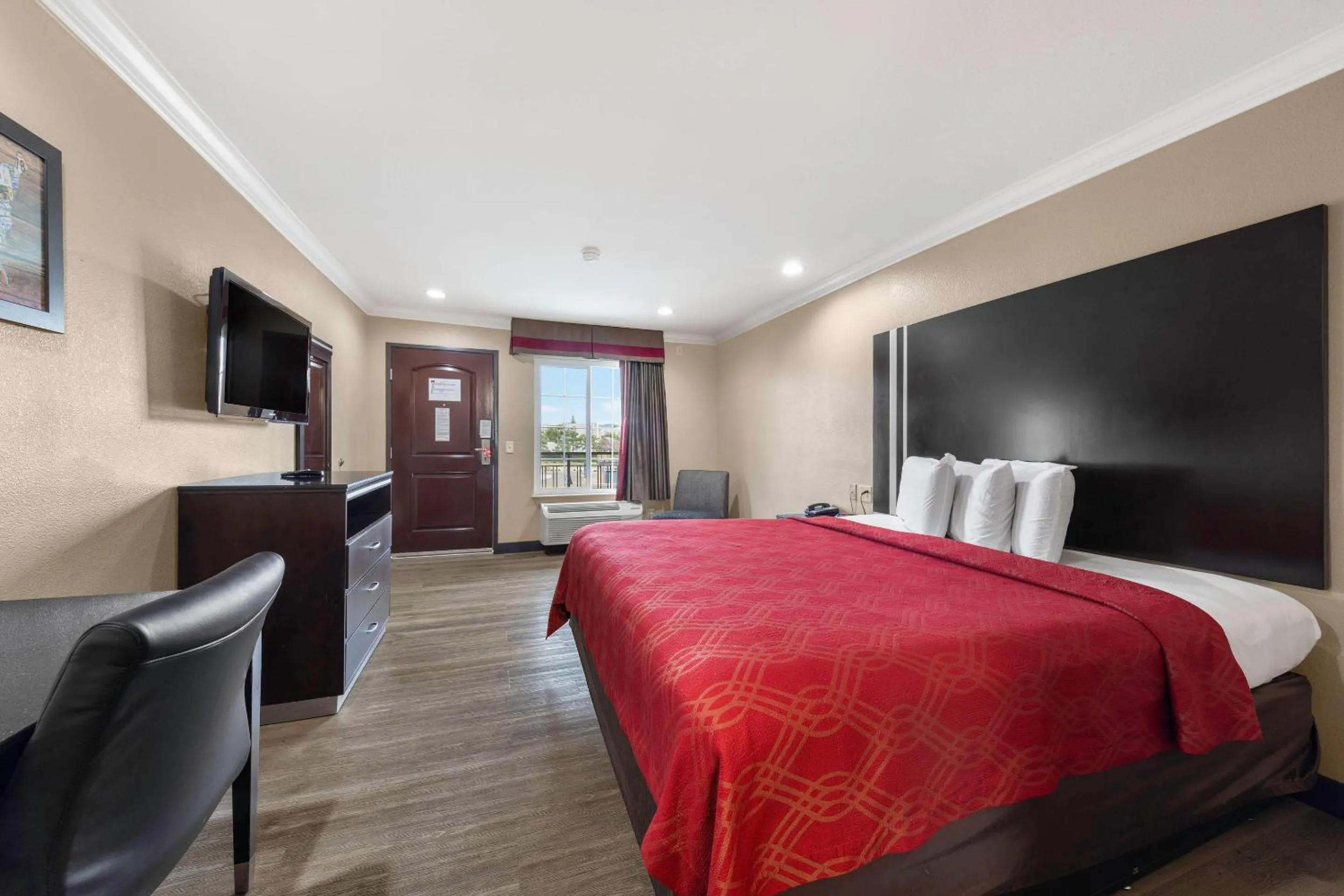 Bedroom, Bed in Econo Lodge Inn & Suites Escondido Downtown