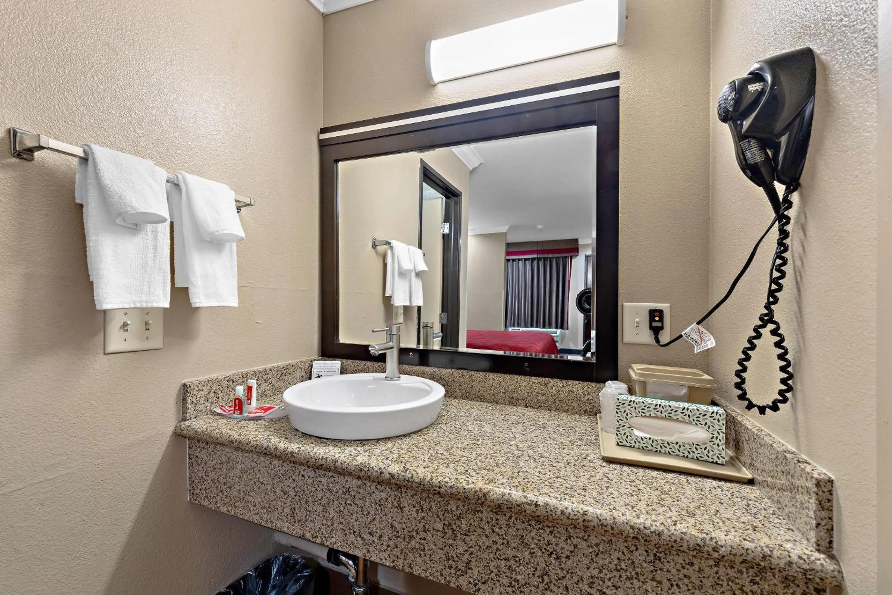 Bedroom in Econo Lodge Inn & Suites Escondido Downtown