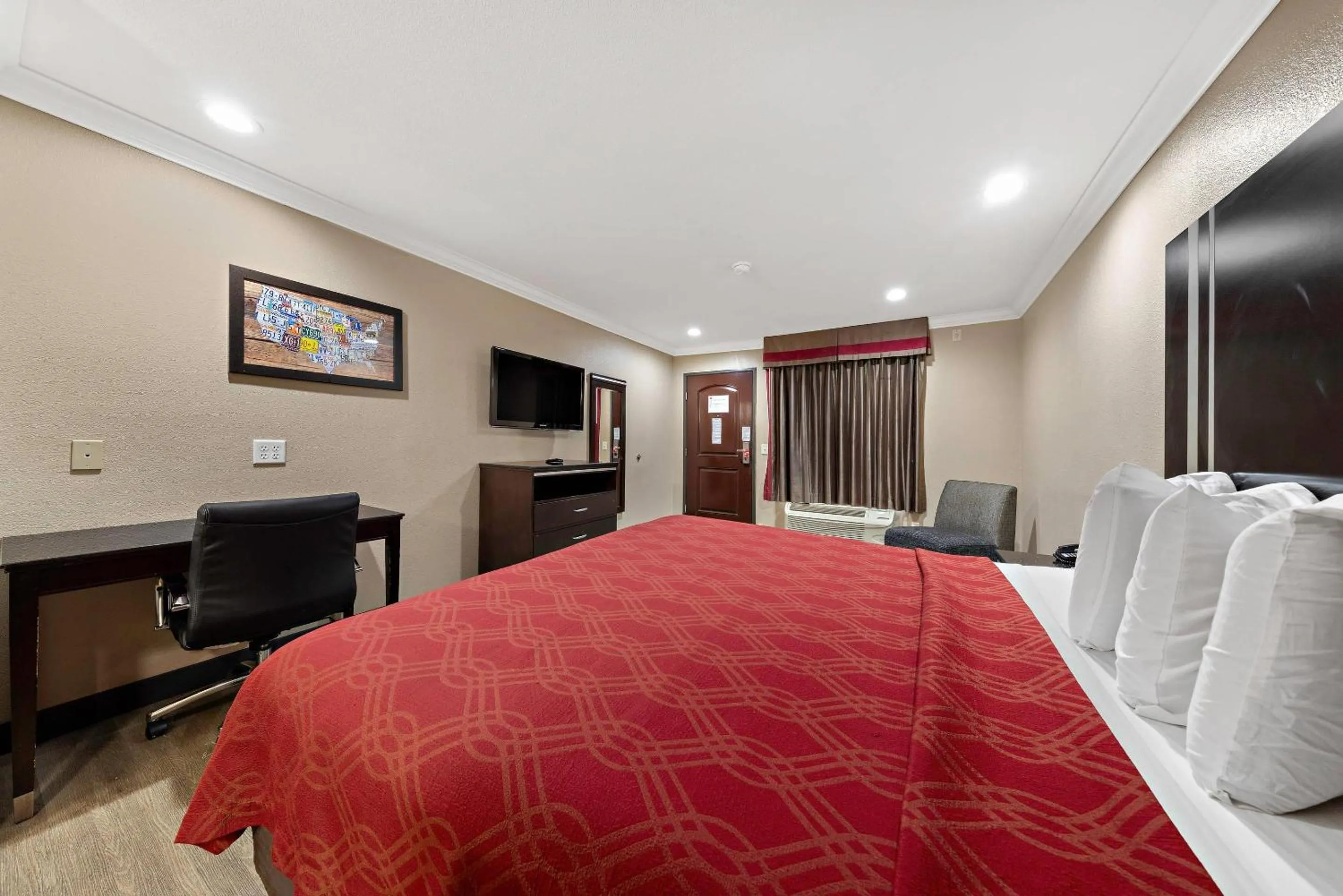 Bedroom, Bed in Econo Lodge Inn & Suites Escondido Downtown