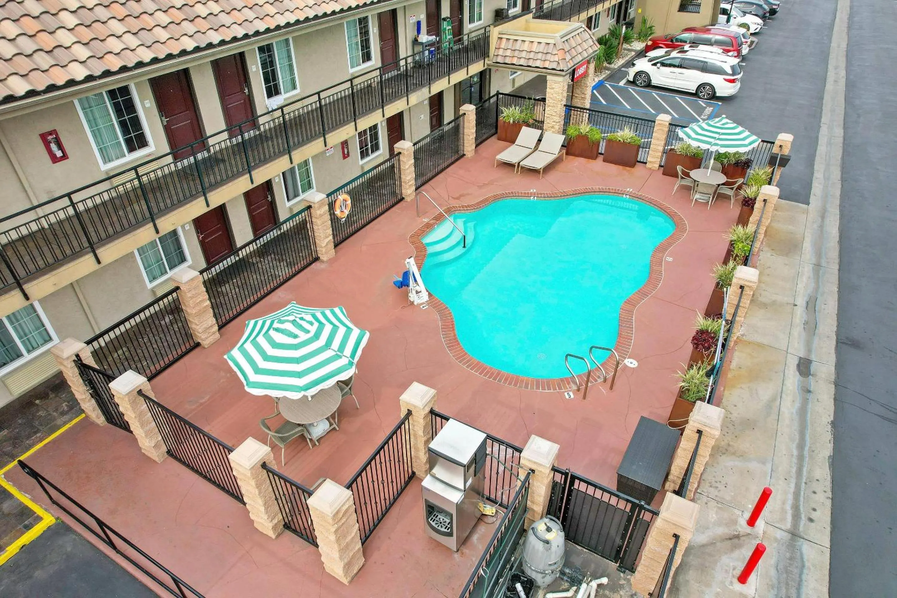 Swimming pool in Econo Lodge Inn & Suites Escondido Downtown