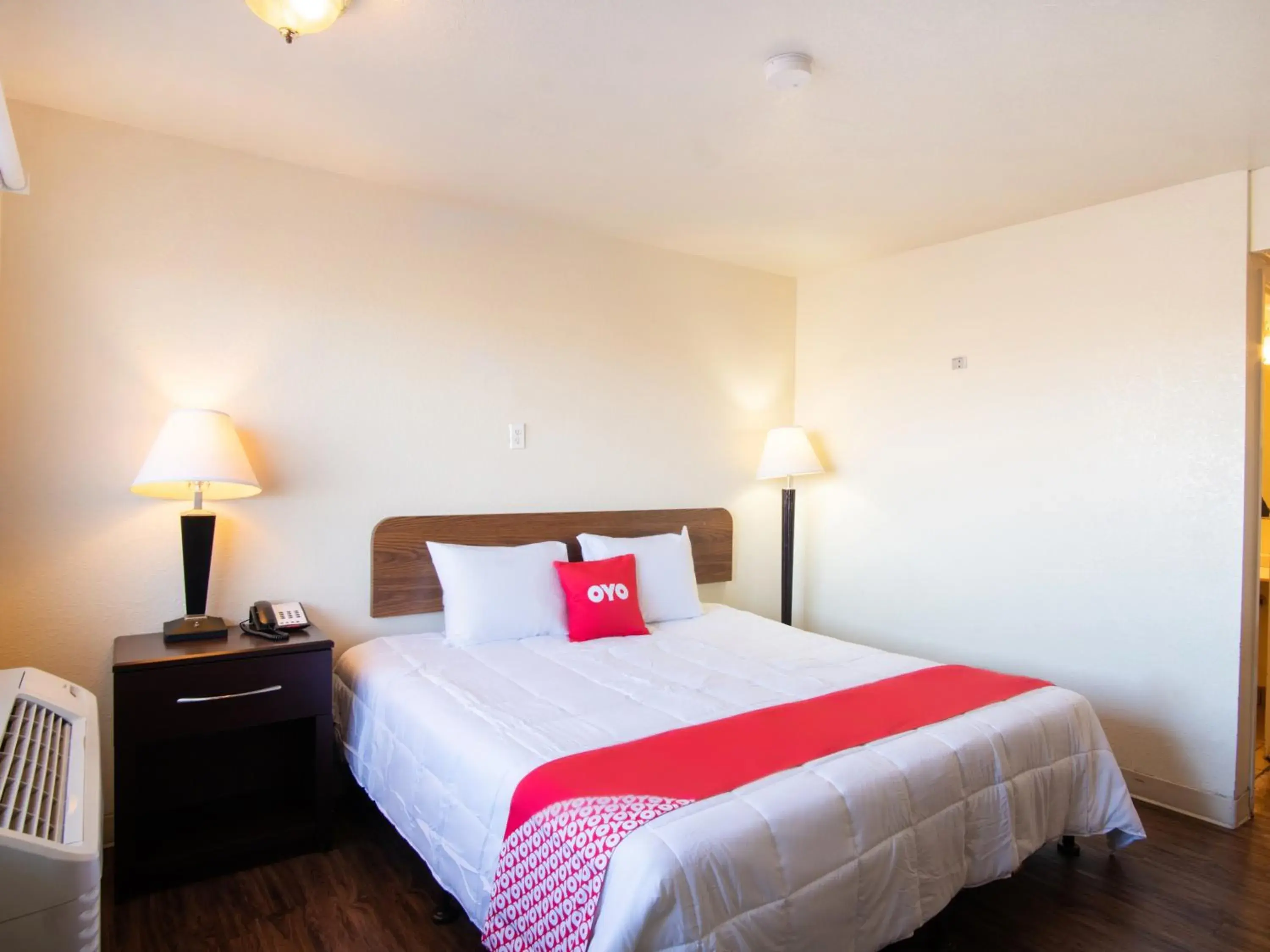 King Bed Smoking - single occupancy in Budgetlodge King Bed Smoking - single occupancy in Budgetlodge