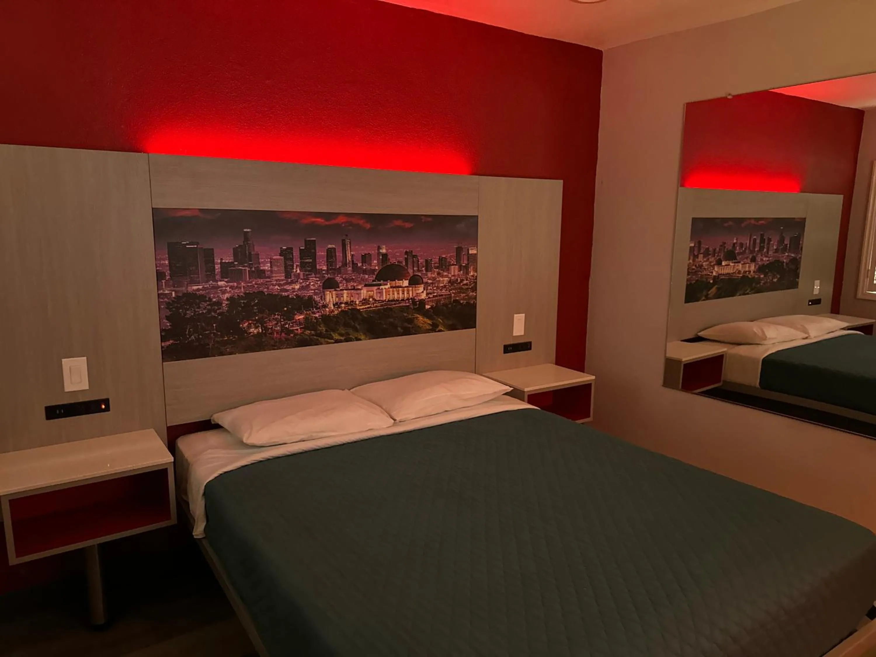 Bed in Lincoln Motel - Los Angeles, Hollywood Area