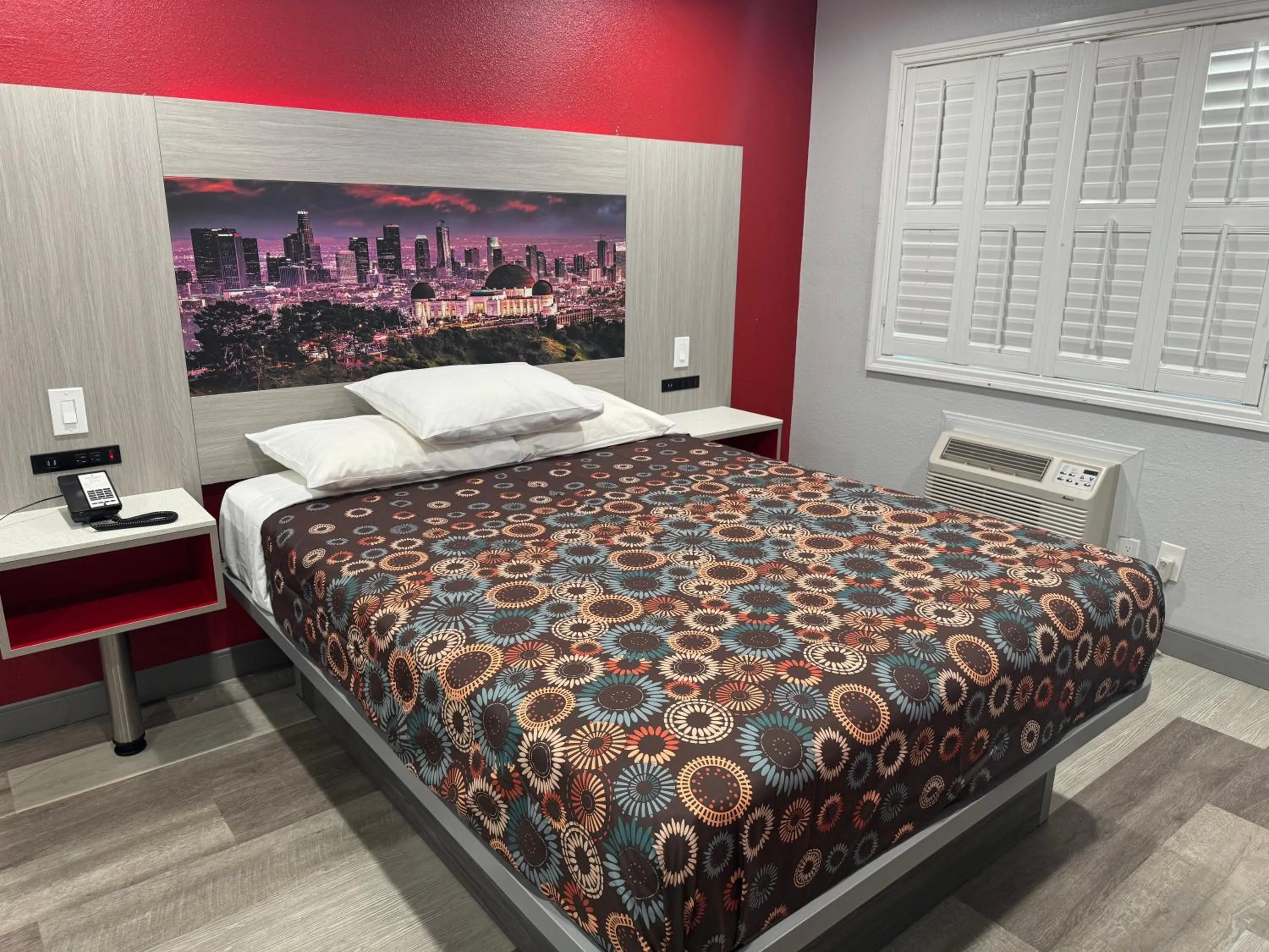 Bed in Lincoln Motel - Los Angeles, Hollywood Area