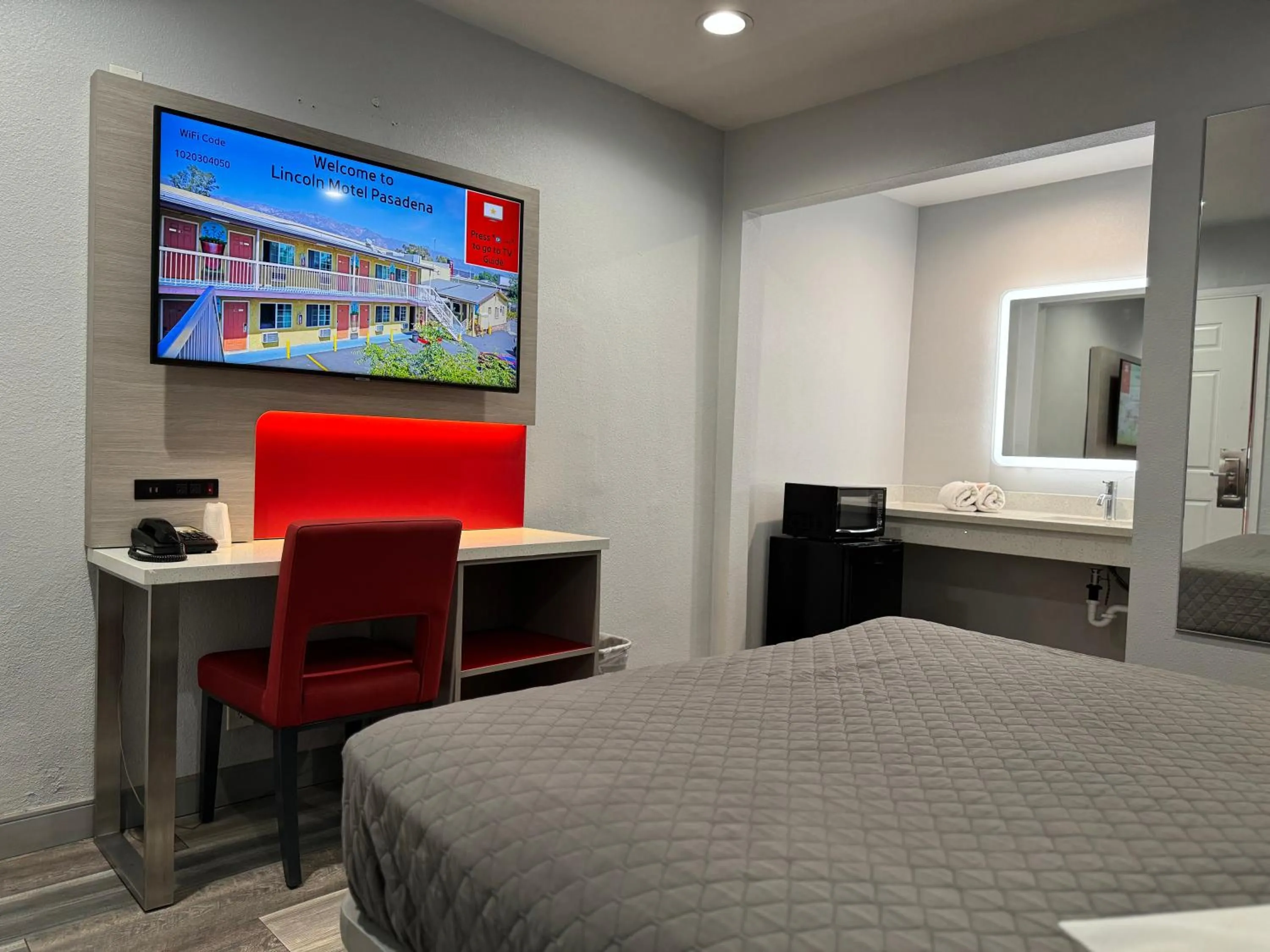 Bed in Lincoln Motel - Los Angeles, Hollywood Area