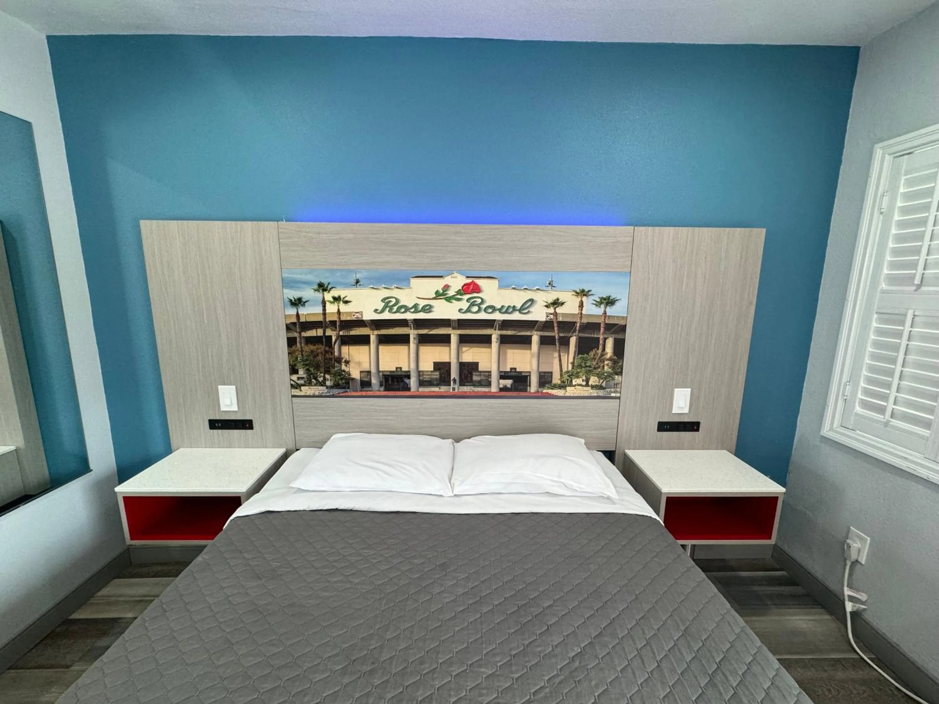 Bed in Lincoln Motel - Los Angeles, Hollywood Area