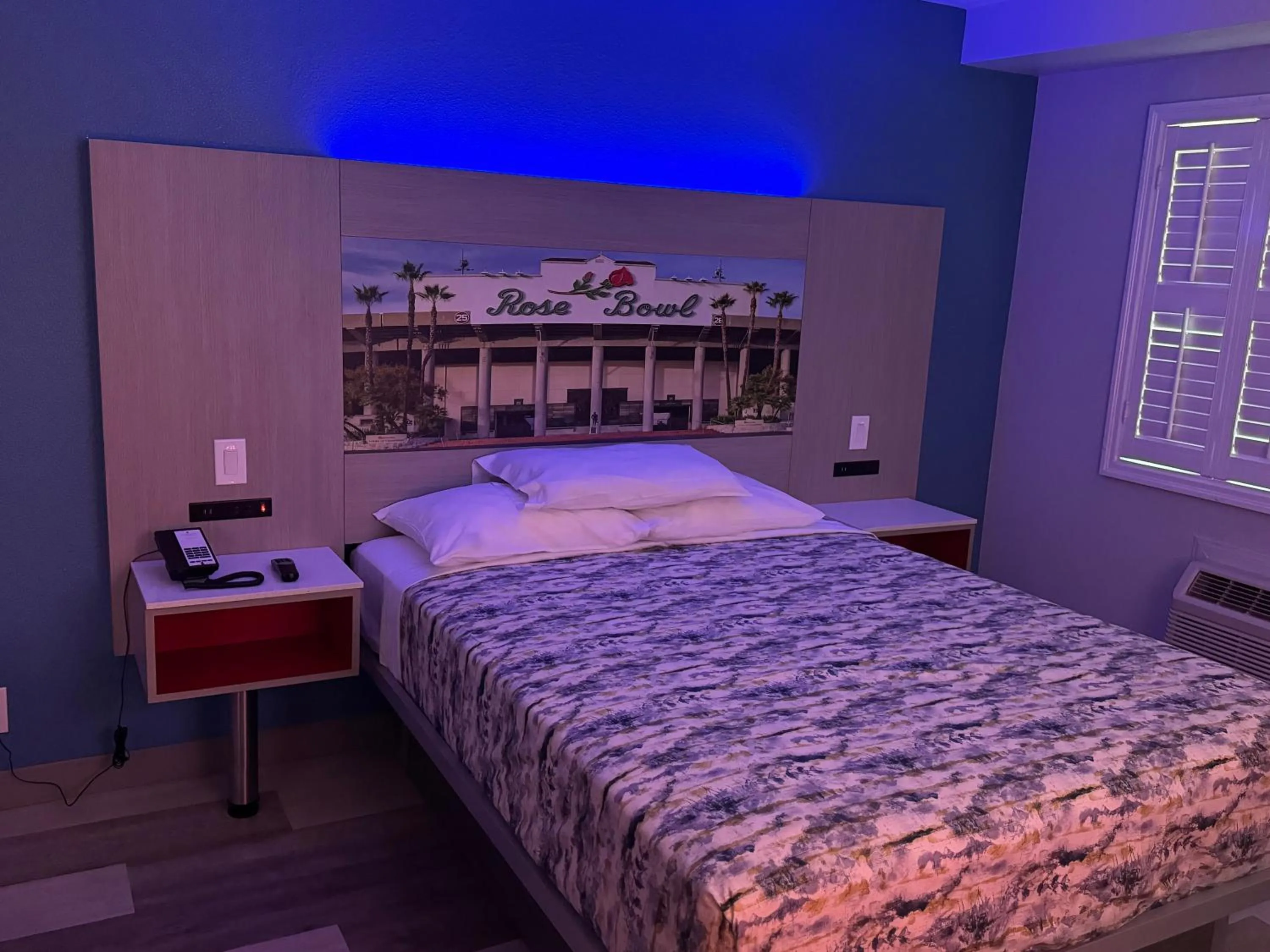 Bed in Lincoln Motel - Los Angeles, Hollywood Area